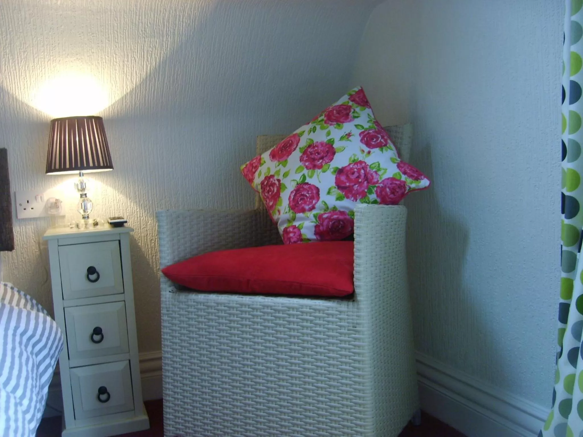 Seating area, Bed in North Crest