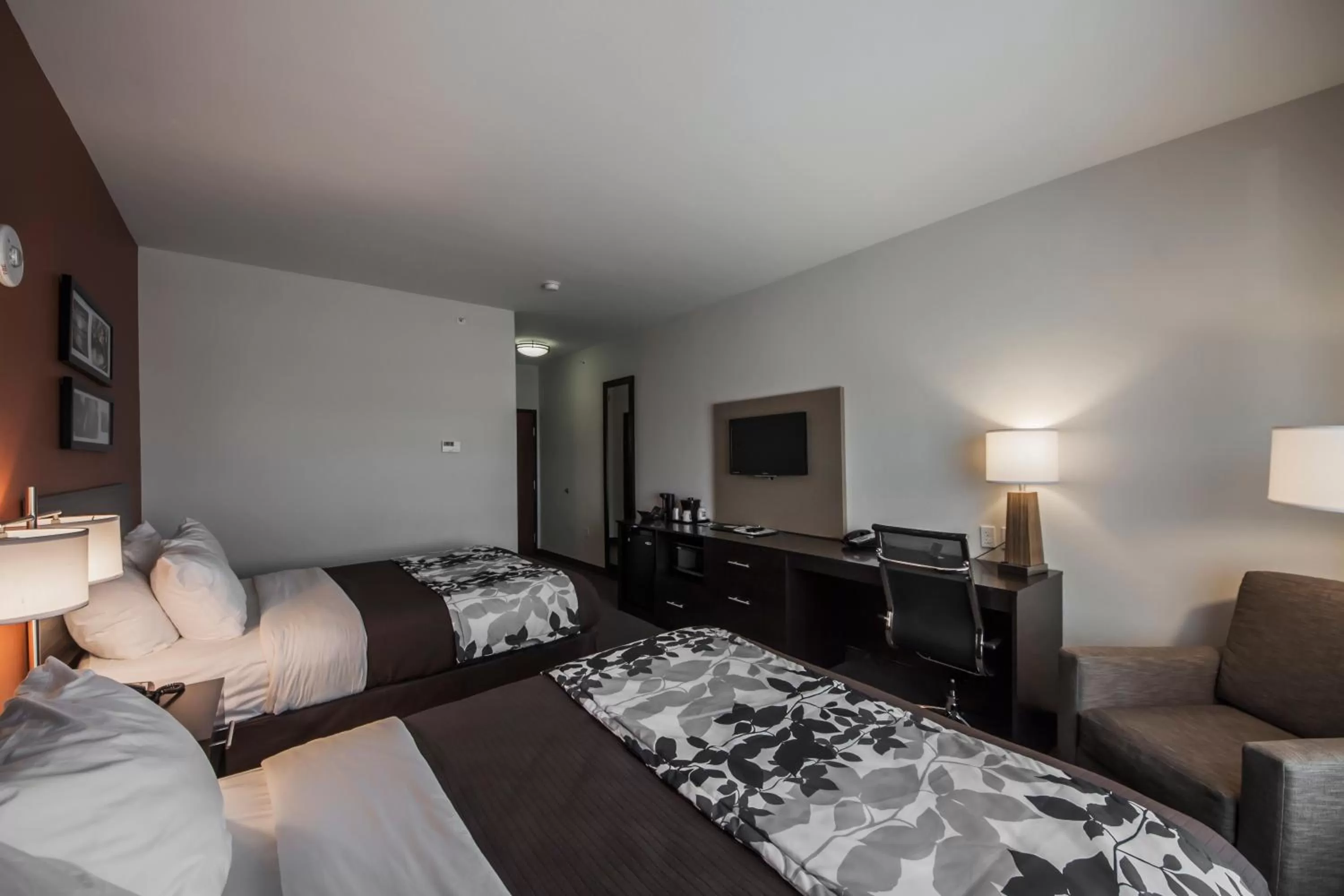 Photo of the whole room, Bed in Sleep Inn & Suites Hennessey