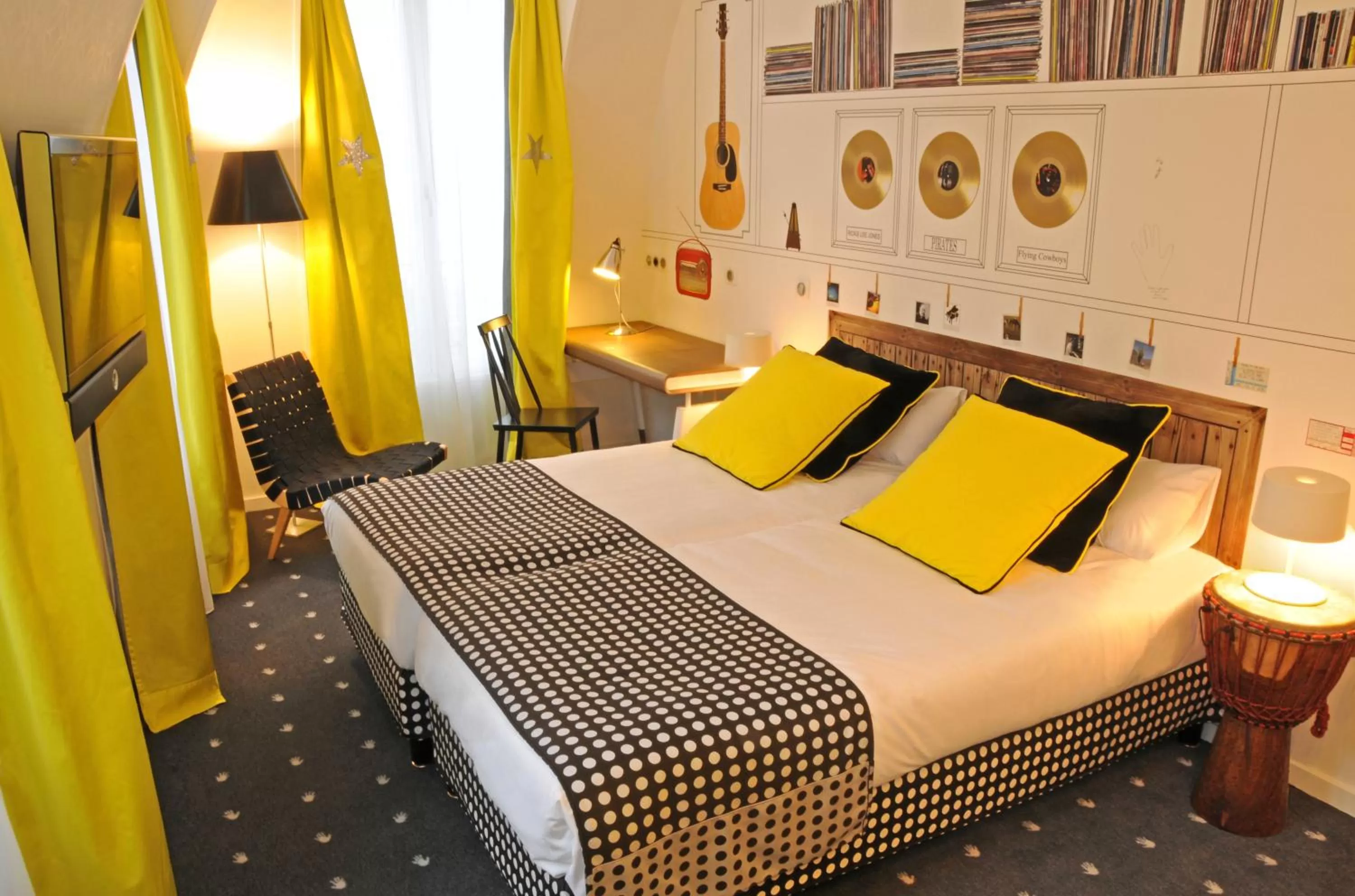 Photo of the whole room, Bed in Hôtel du Triangle d'Or