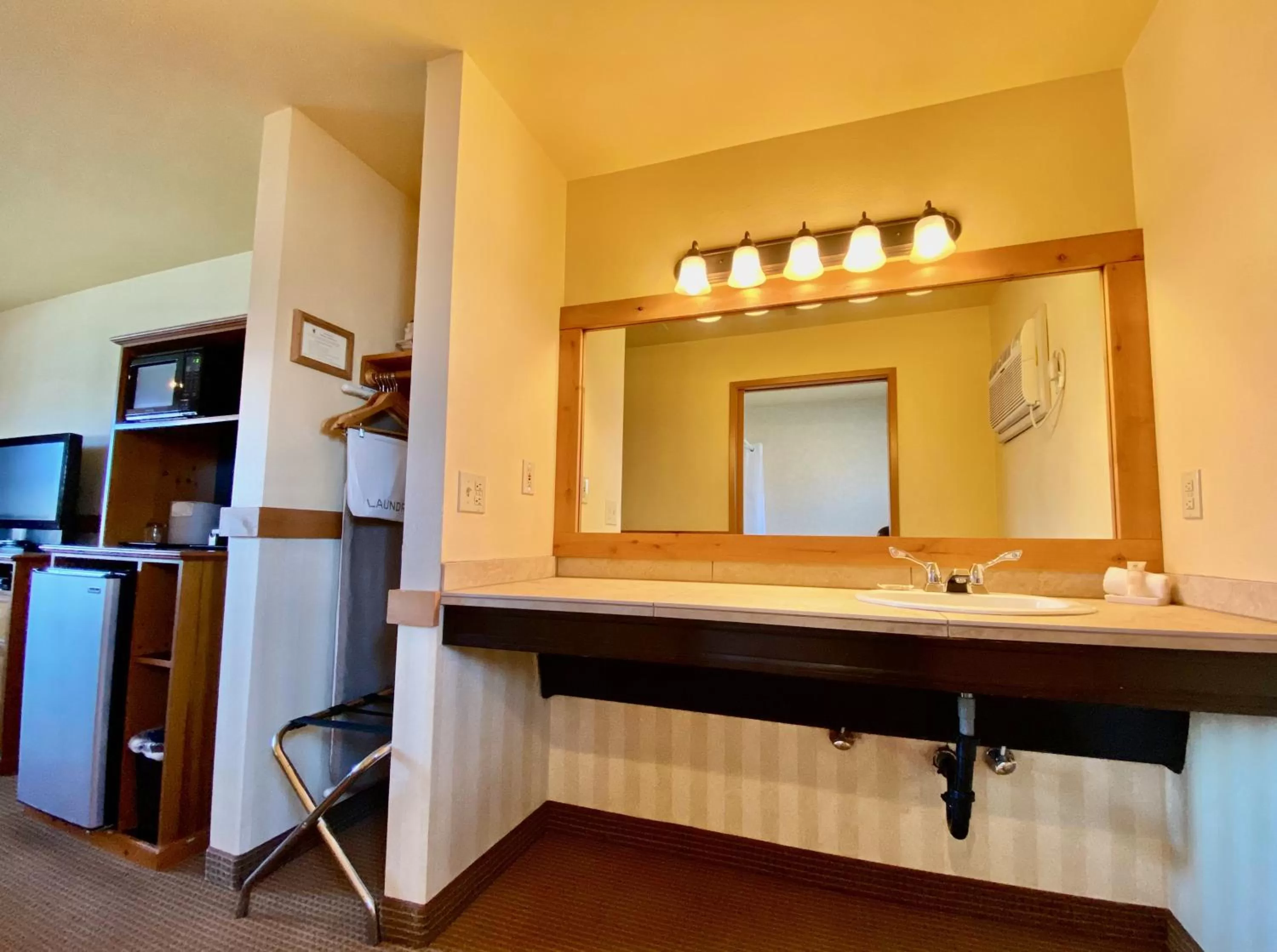 Bathroom in Cousin's Country Inn