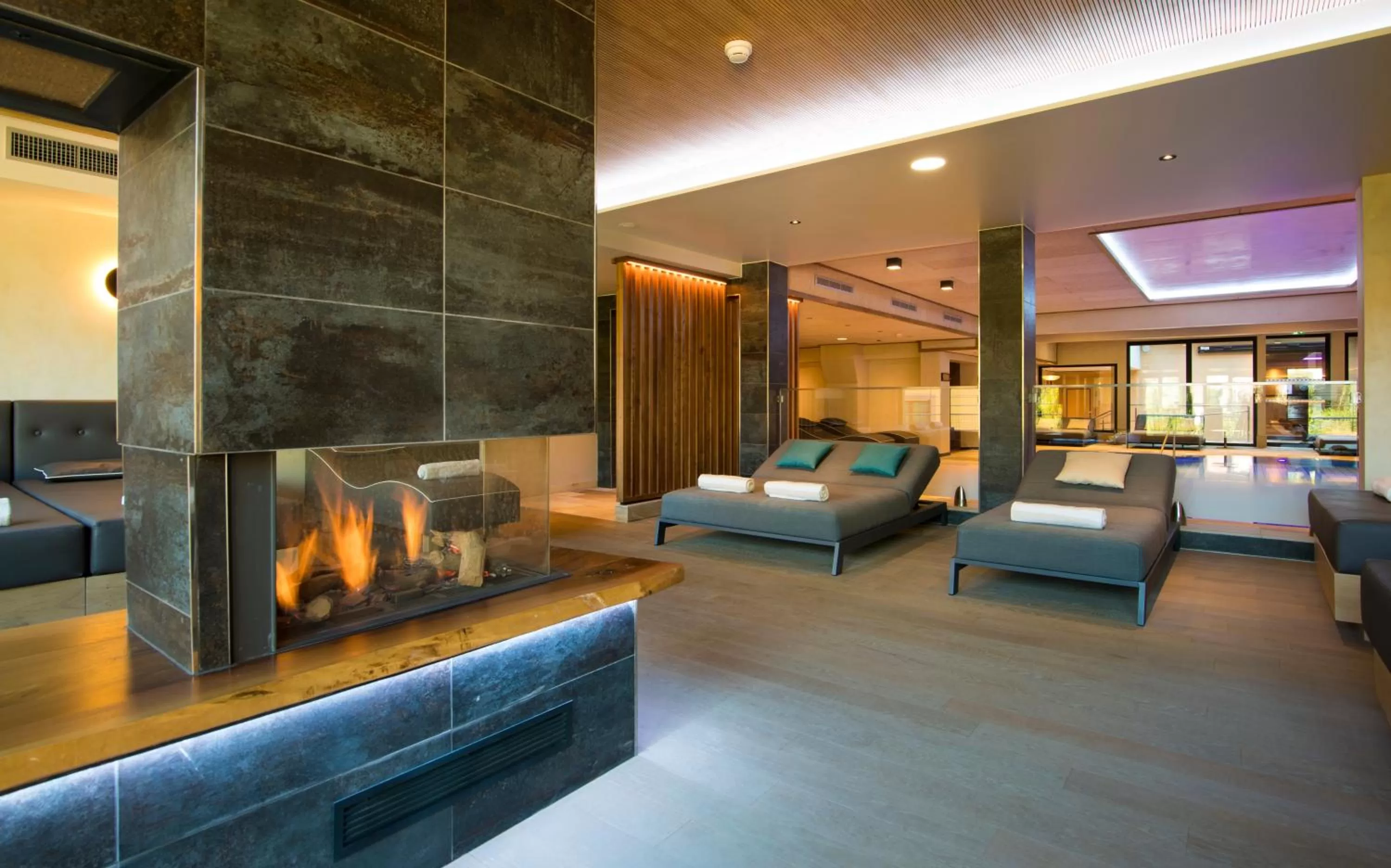 Swimming pool in Hostellerie Des Châteaux & Spa