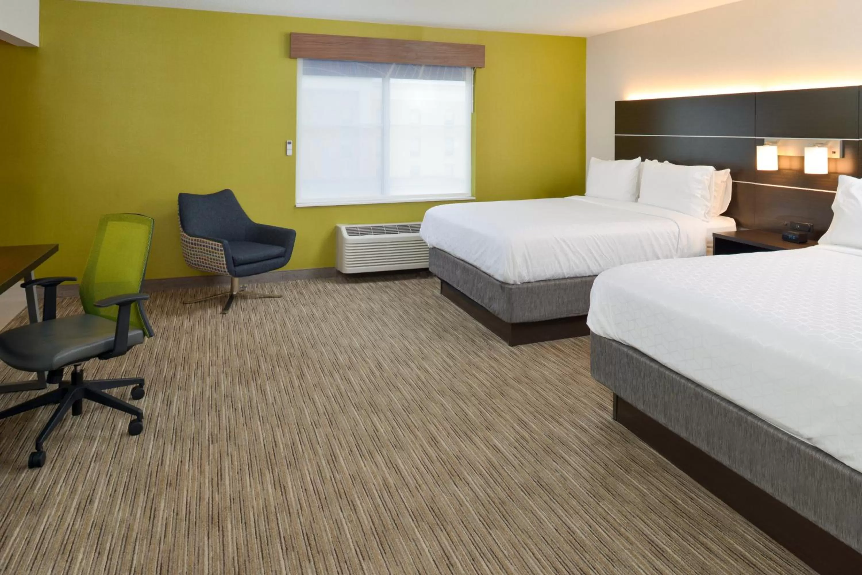Photo of the whole room, Bed in Holiday Inn Express Wixom by IHG