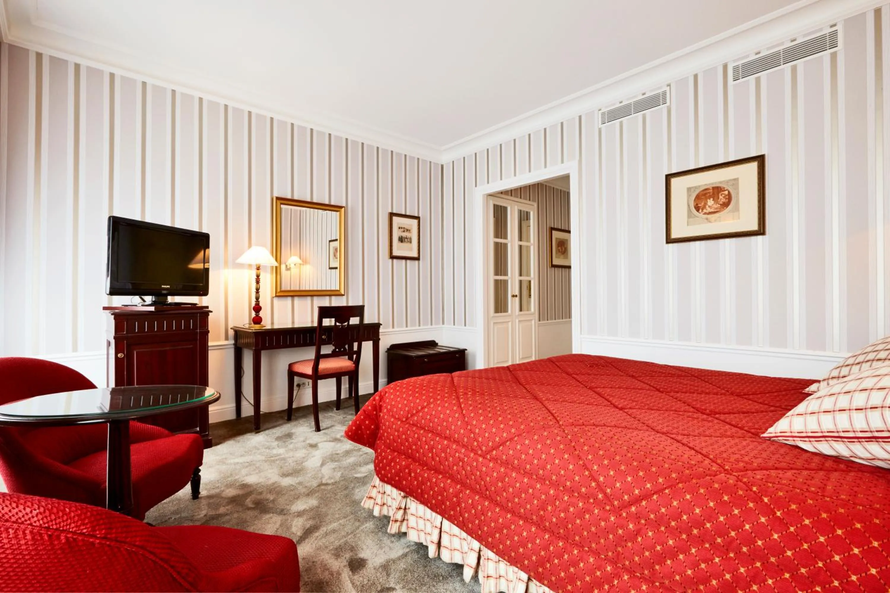 Bed in Golden Tulip Washington Opera