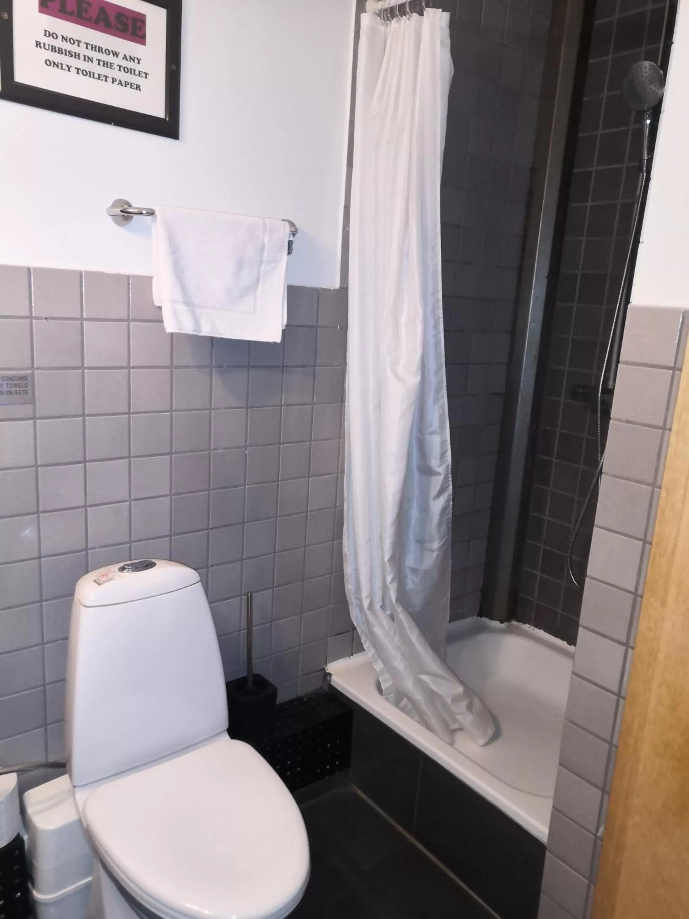 Bathroom in 101 Guesthouse Hotel