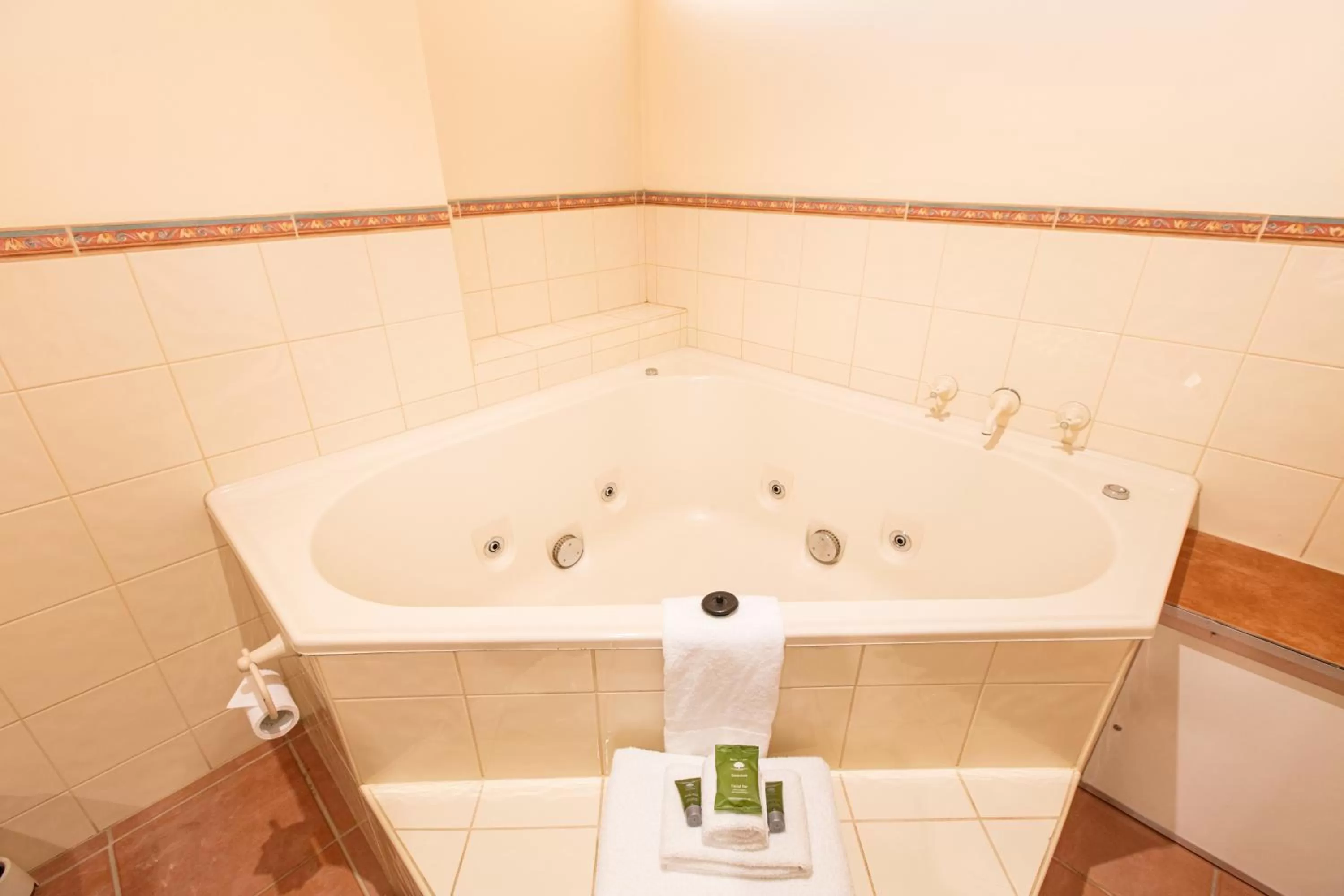 Bath in Mildura Inlander Resort