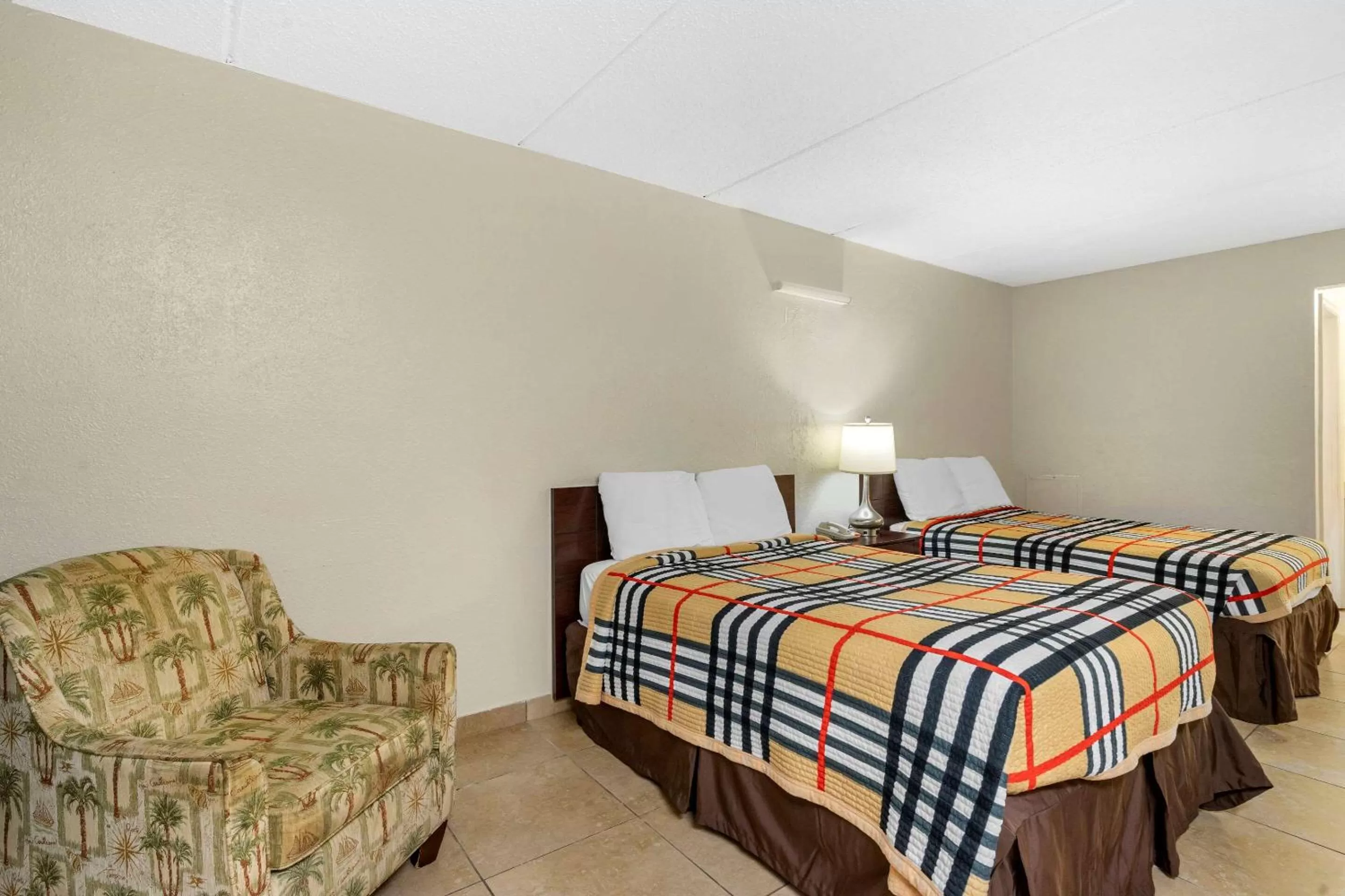 Photo of the whole room, Bed in Rodeway Inn Clearwater-Dunedin