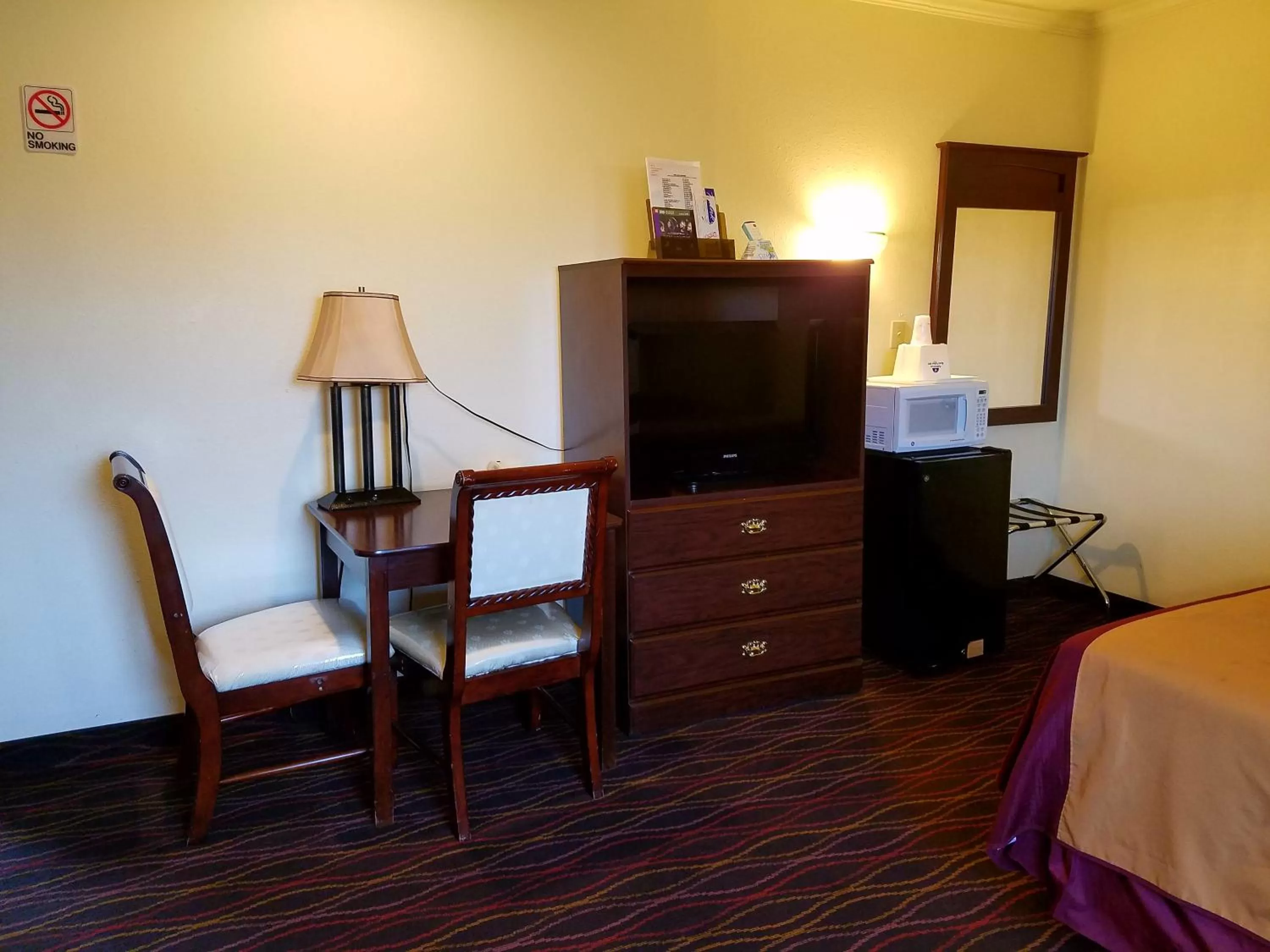 TV and multimedia, Bed in Americas Best Value Inn Ozona