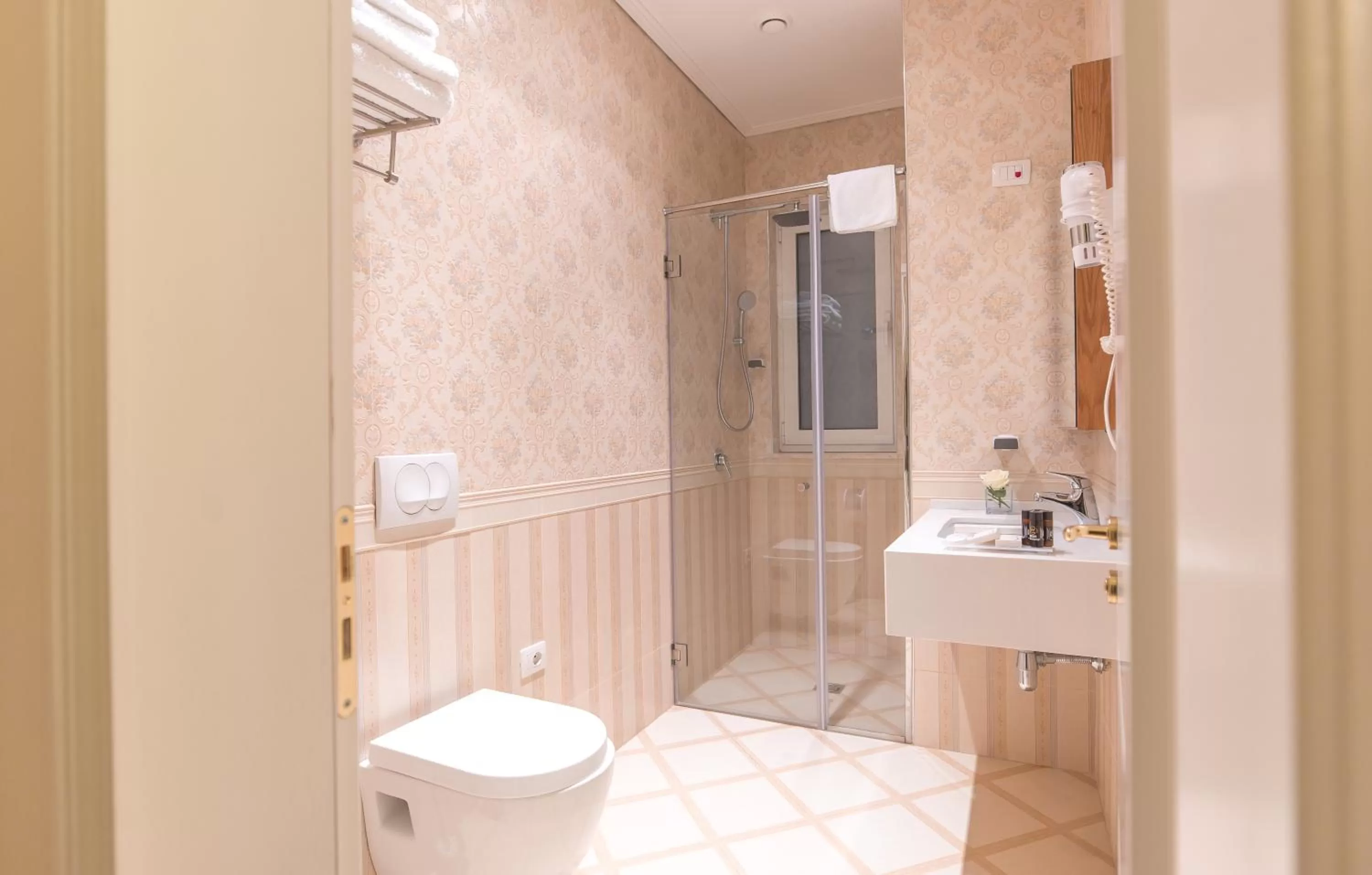 Toilet in Royal Hill Hotel