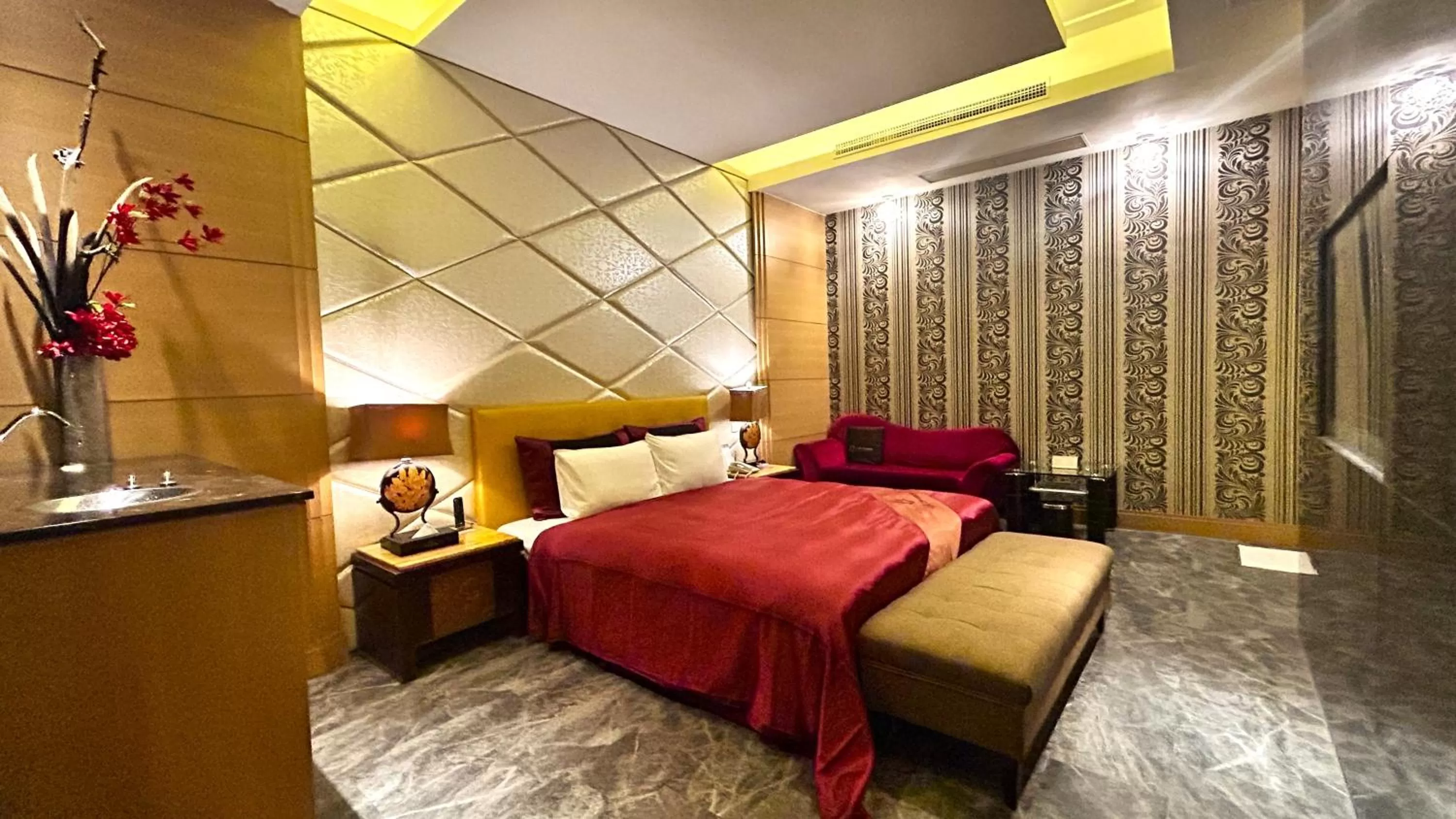 Photo of the whole room, Bed in Shining Motel