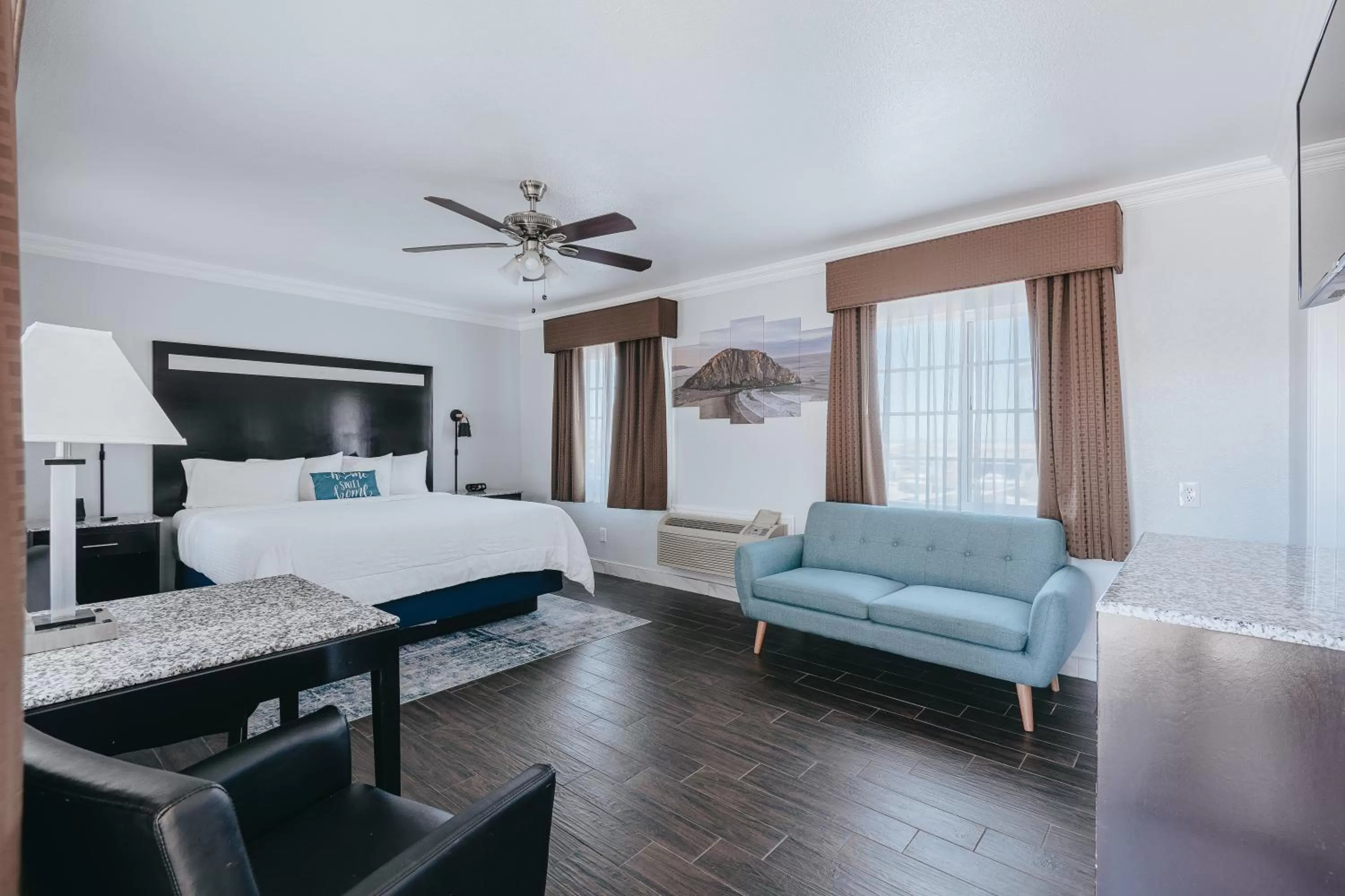 Living room, Bed in Sea Air Inn & Suites - Downtown - Restaurant Row