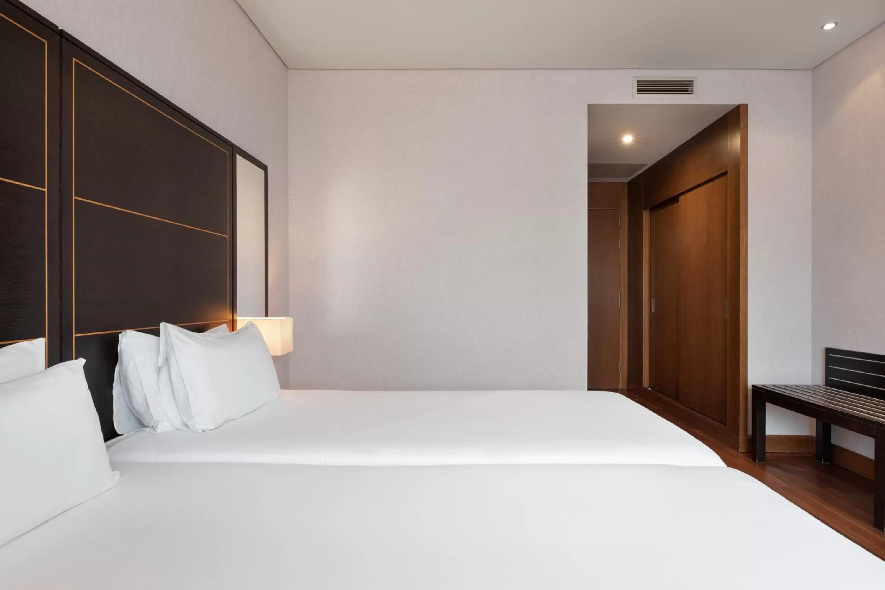 Property building, Bed in Eurostars das Artes