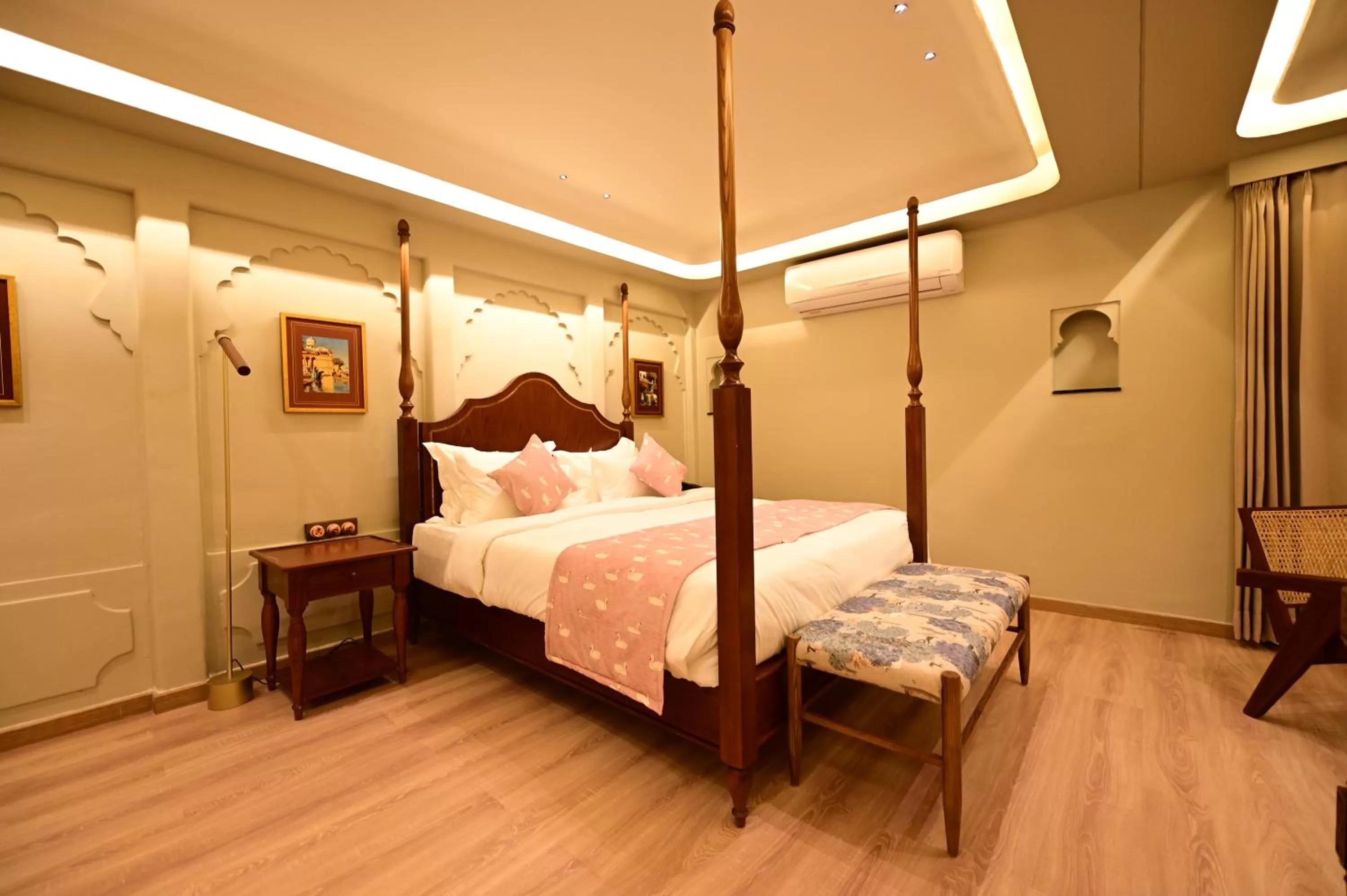 Bed in The Red Pier - My Downtown Hotels