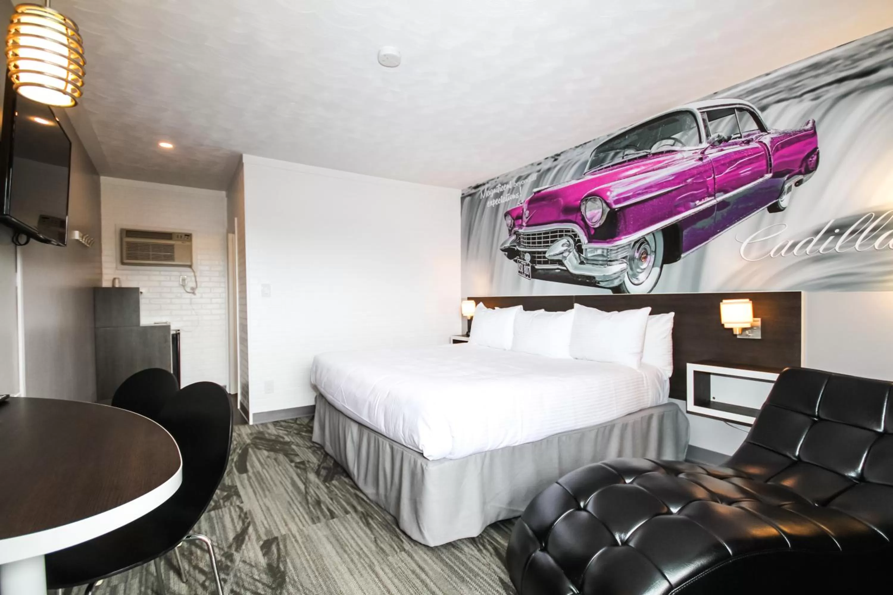 Photo of the whole room, Bed in Cadillac Motel Niagara