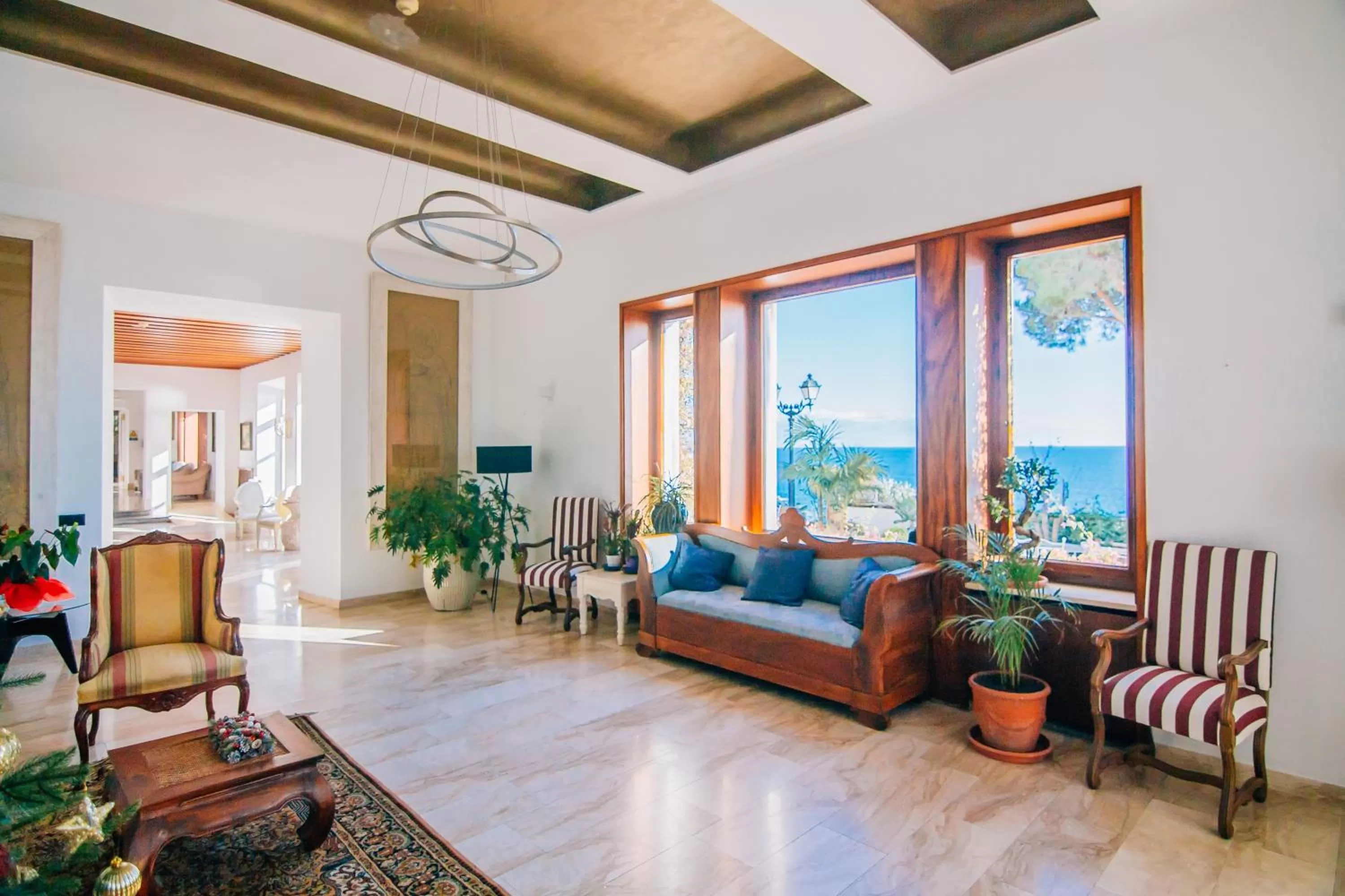 Living room in Hotel Roger de Flor by Seleqtta