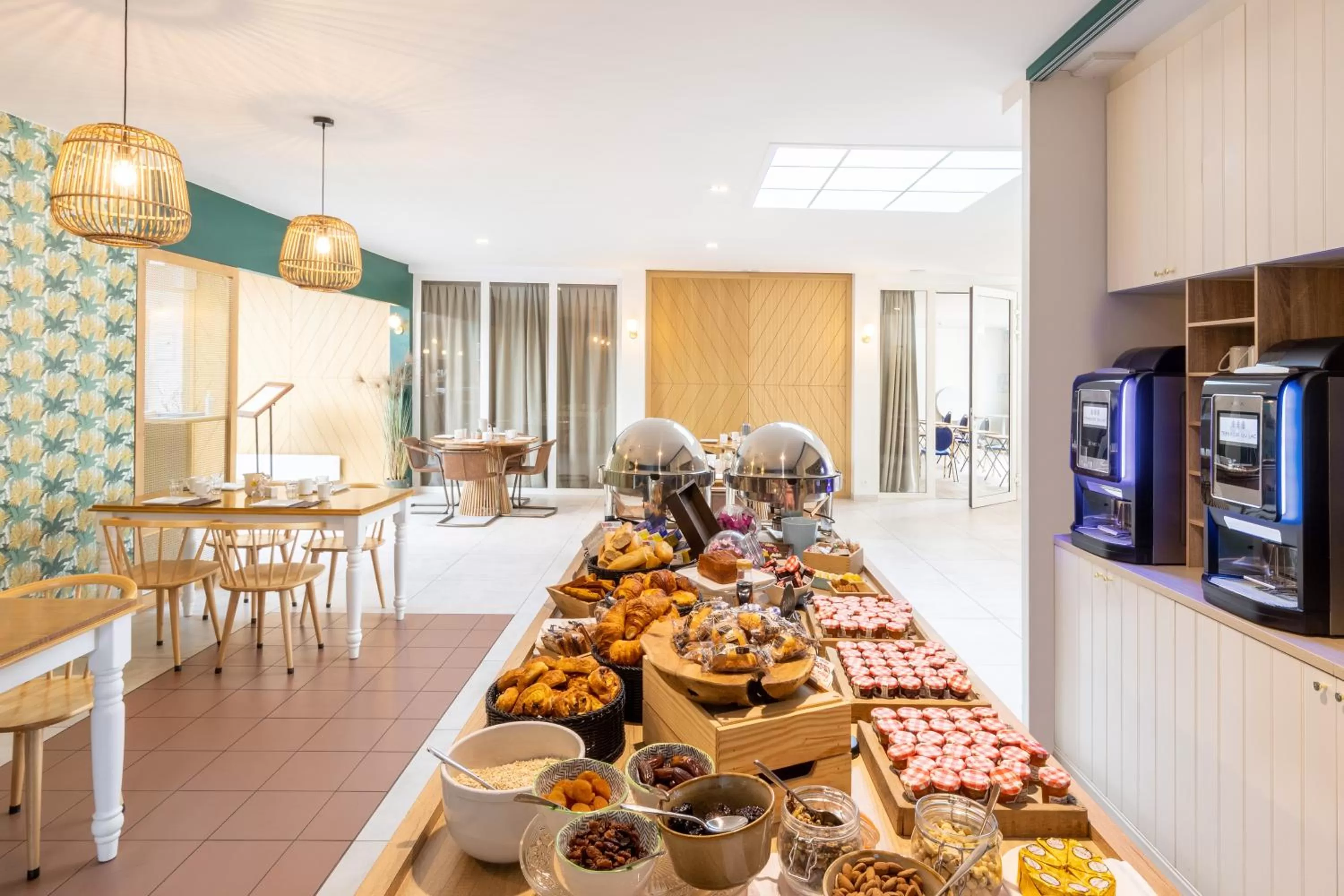 Buffet breakfast in Best Western Hotel du Lac Dunkerque- Restaurant ouvert 7/7 midi et soir