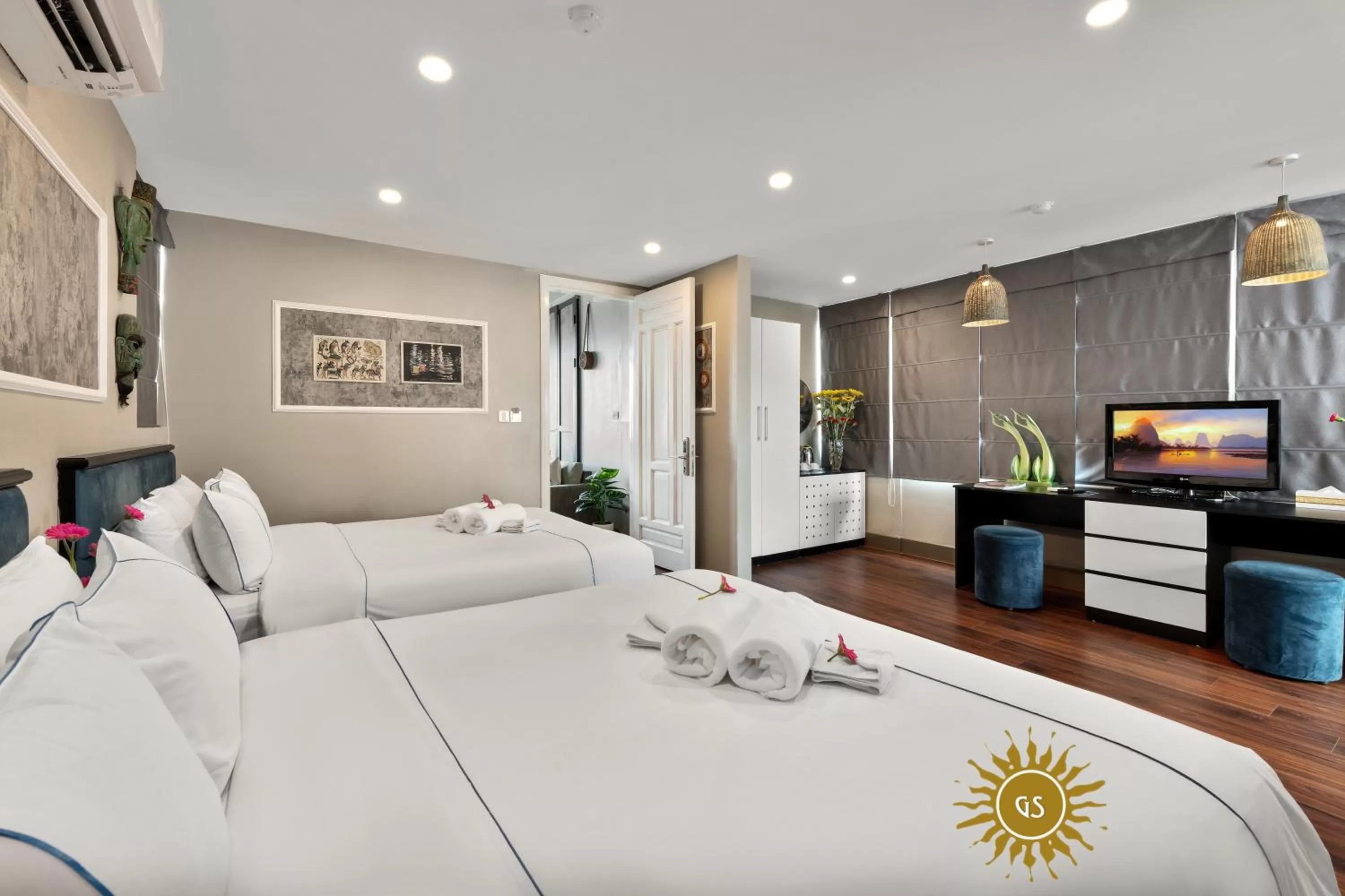 Photo of the whole room, Bed in Golden Sun Hotel