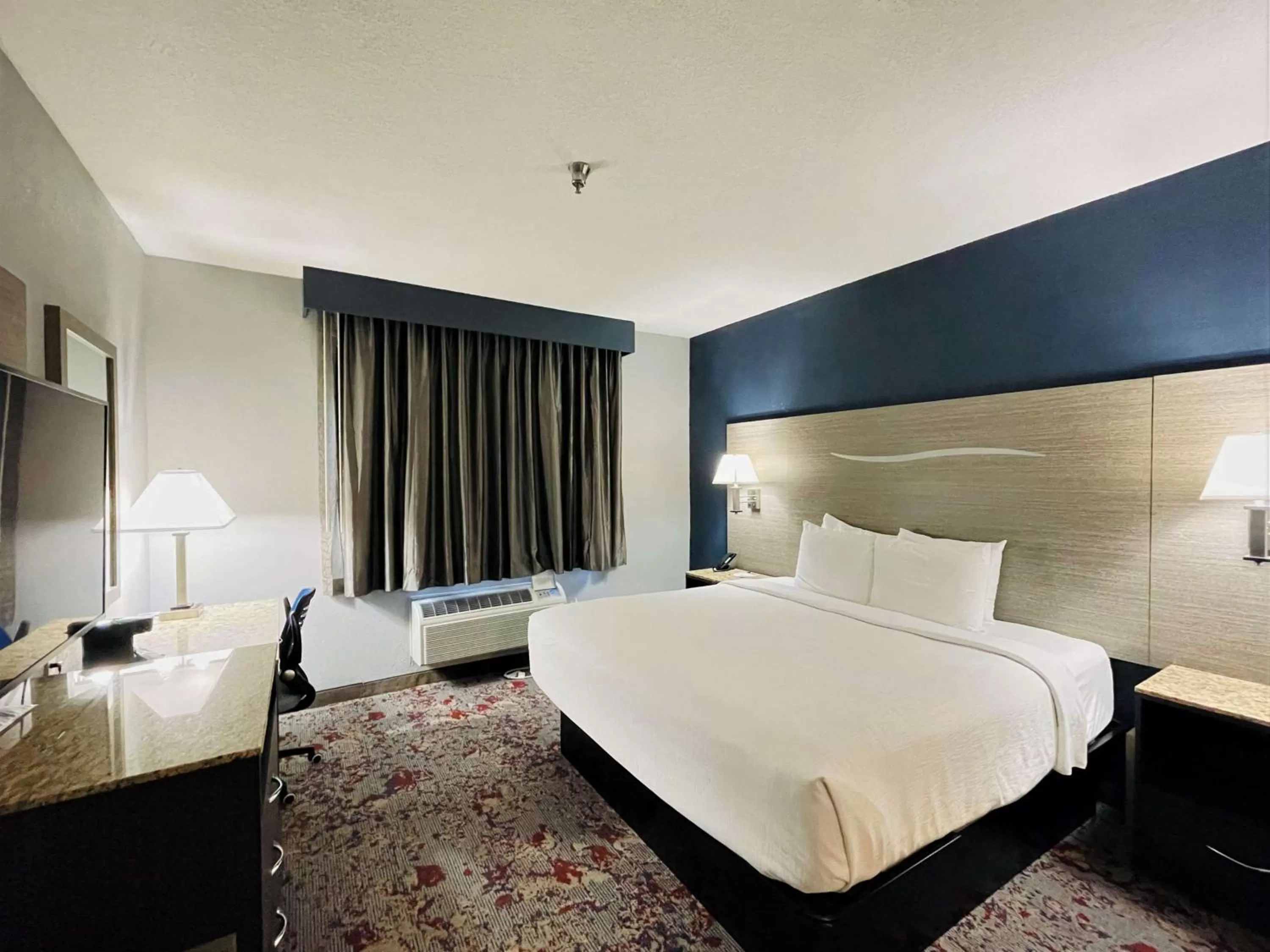 King Room with Mobility Accessible Tub in Best Western Kokomo Hotel