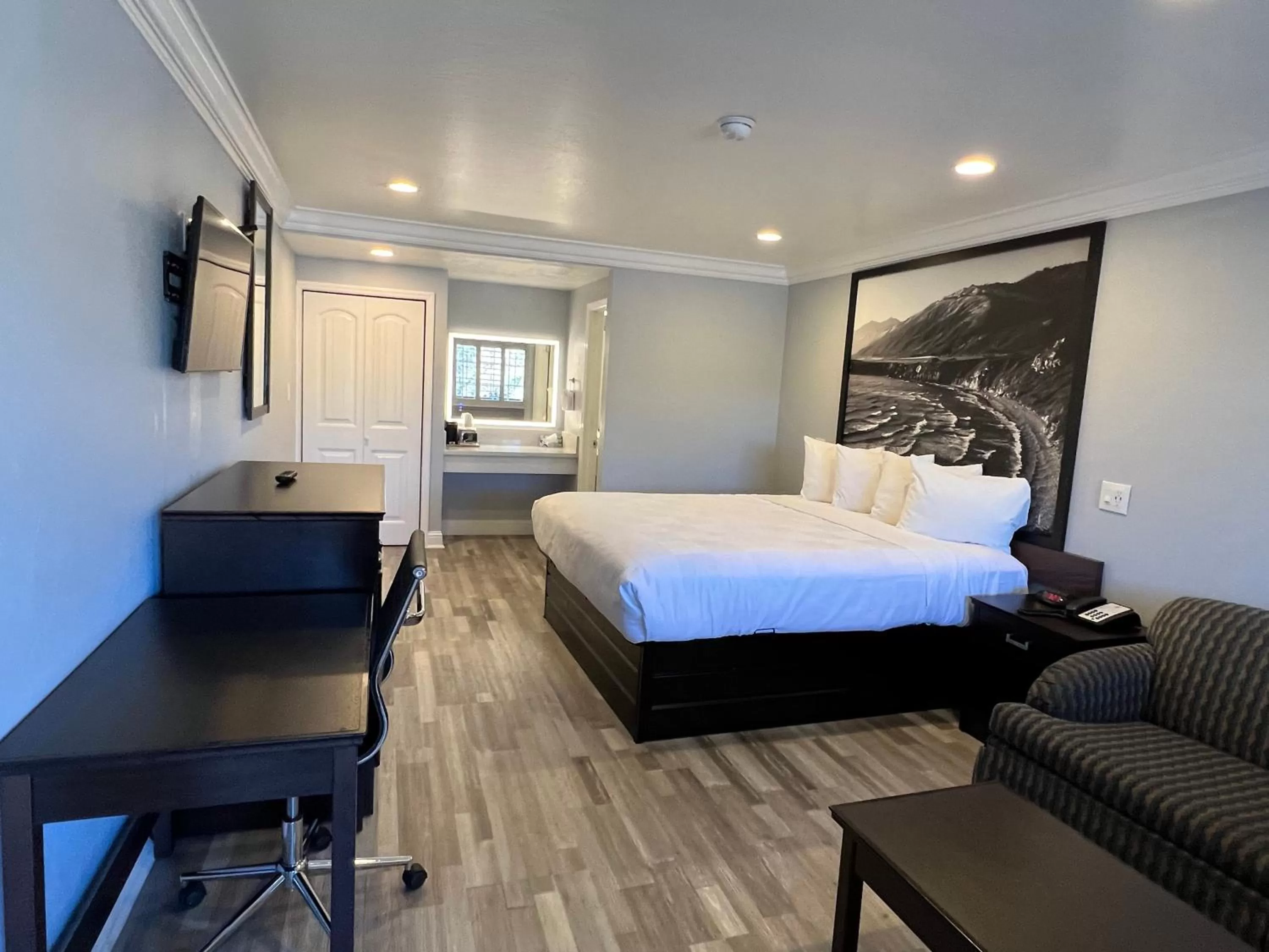 Photo of the whole room, Bed in Aura Inn Monterey