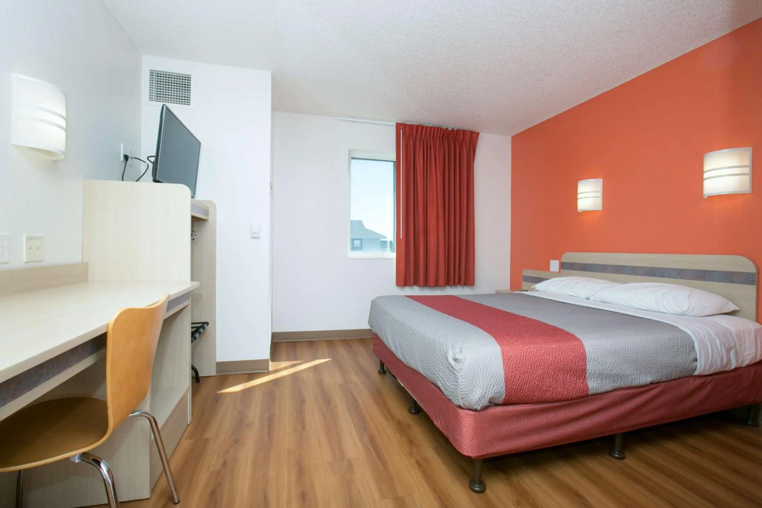 Bedroom, Bed in Motel 6-Brooklyn Center, MN - Minneapolis