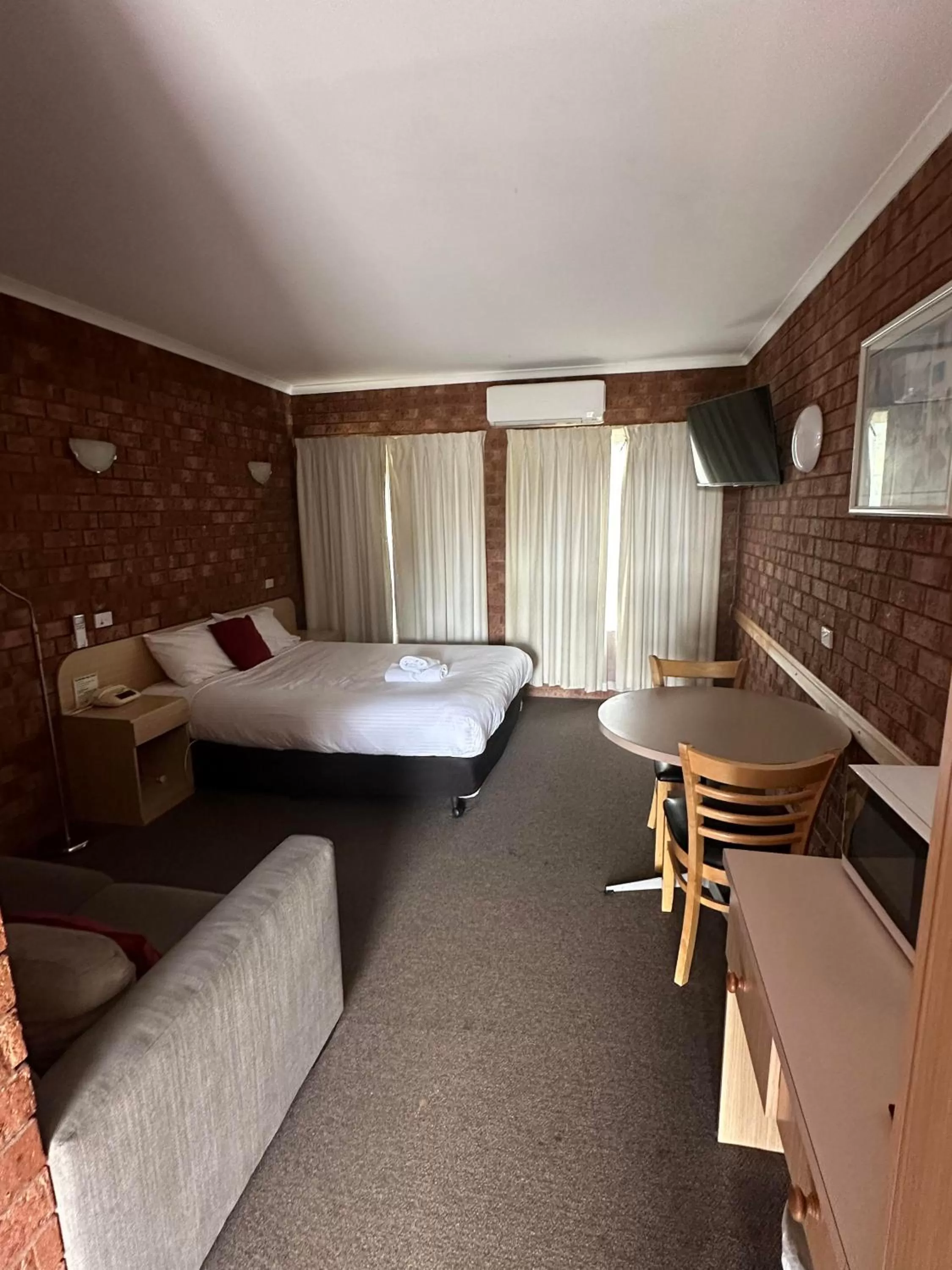 Bed in Courtyard Motor Inn