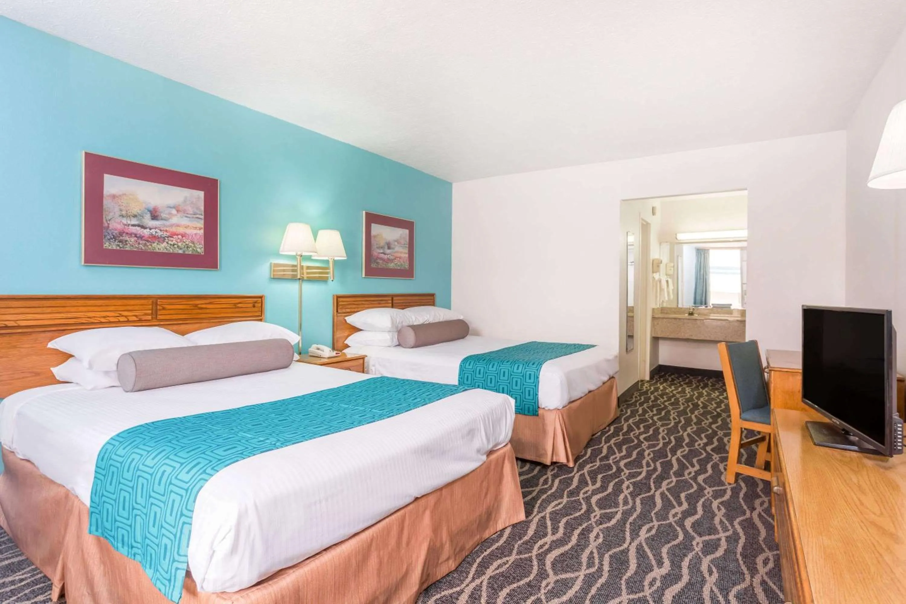 Photo of the whole room, Bed in Howard Johnson by Wyndham Commerce GA
