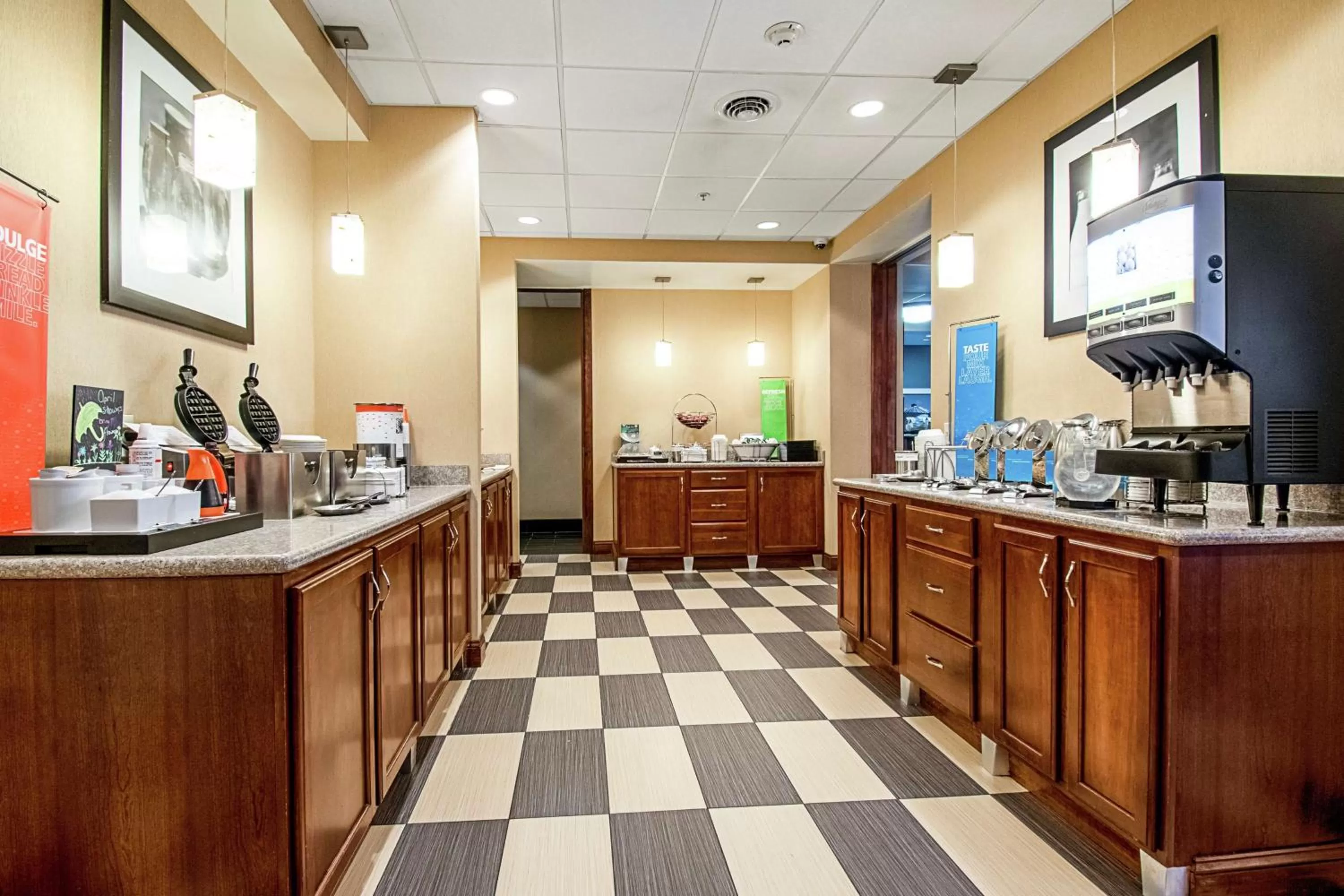 Dining area in Hampton Inn Pine Grove