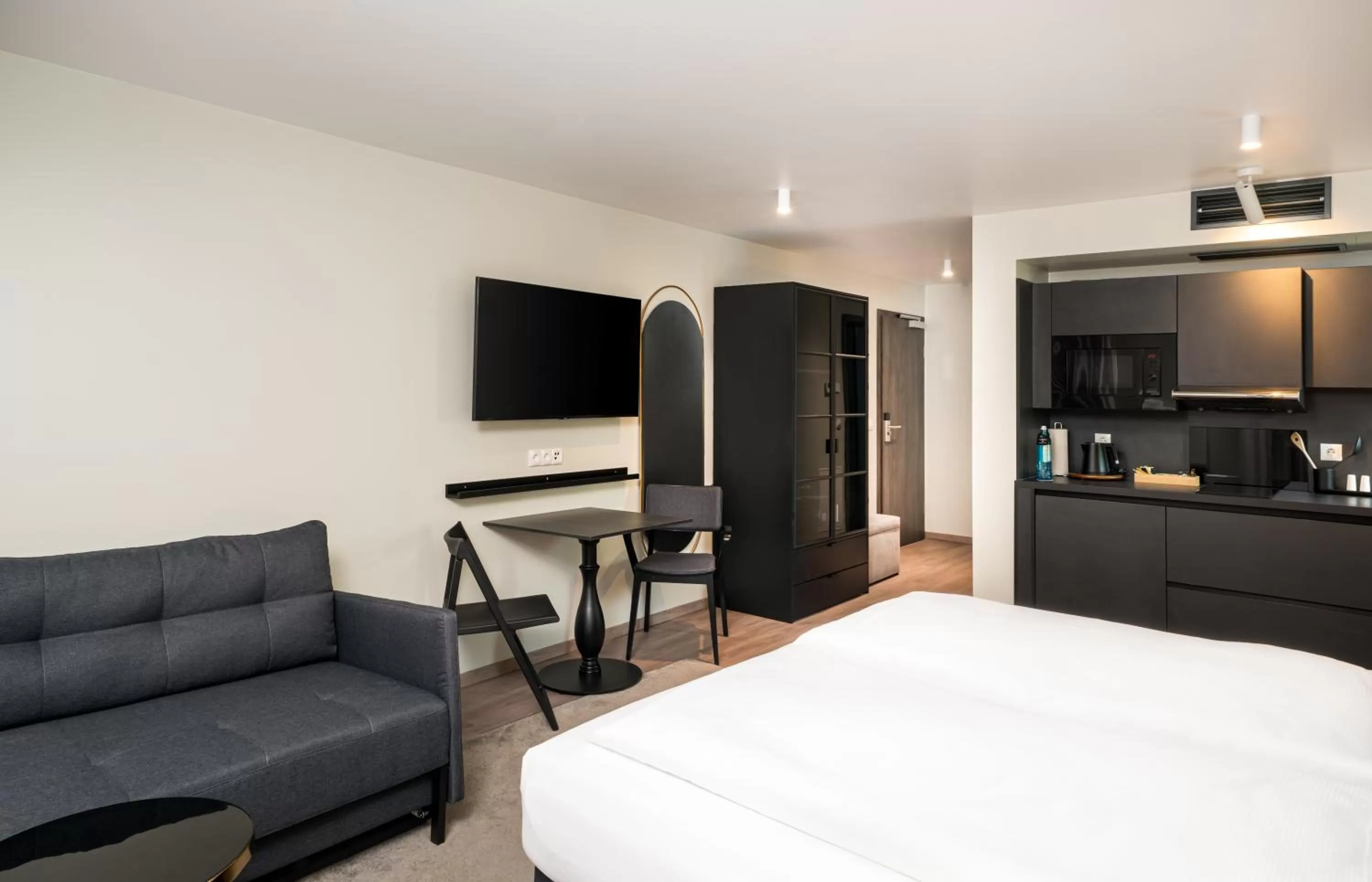 TV and multimedia, Bed in ANA Living Karlsruhe by Arthotel ANA