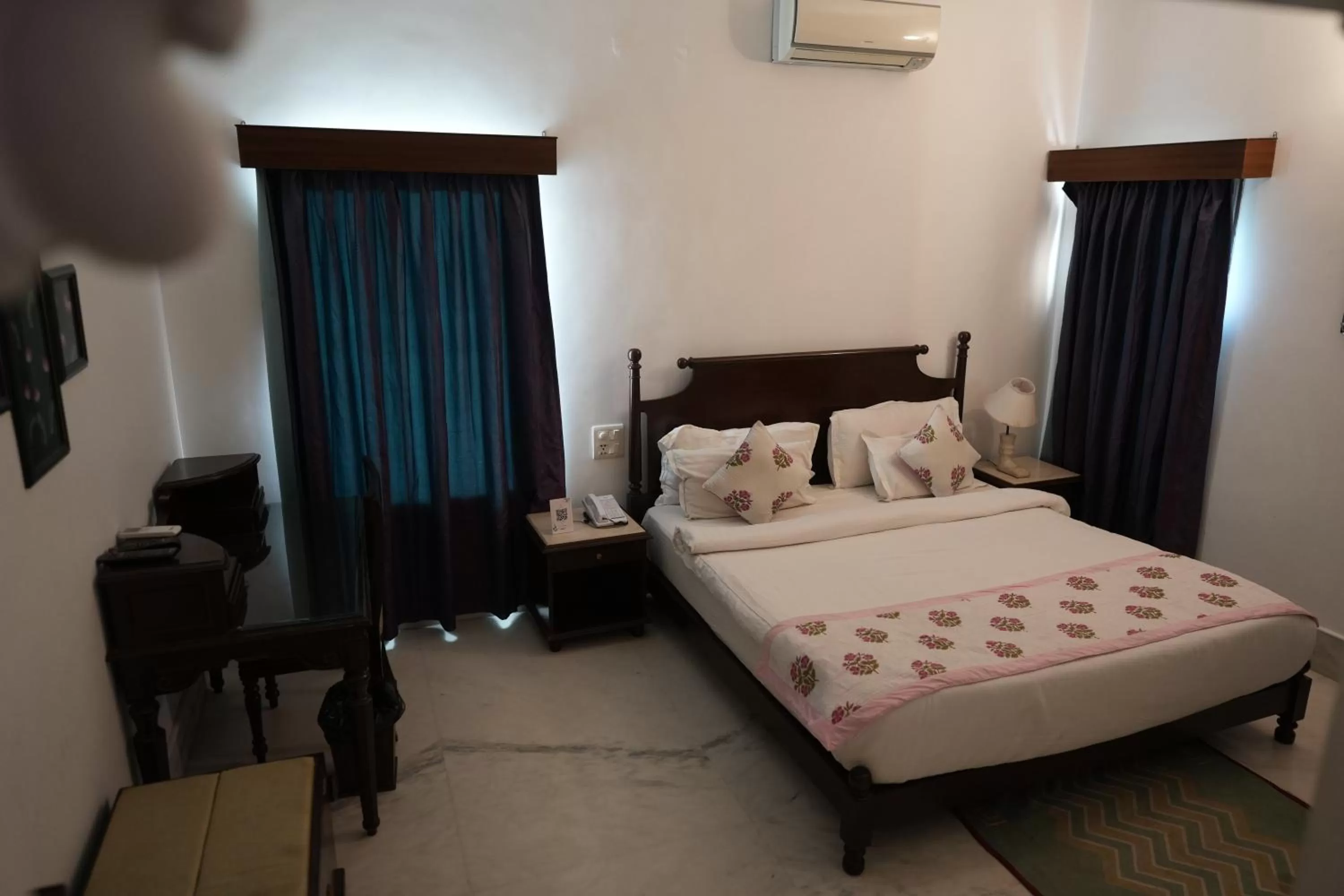 Bedroom, Bed in Amar Kothi