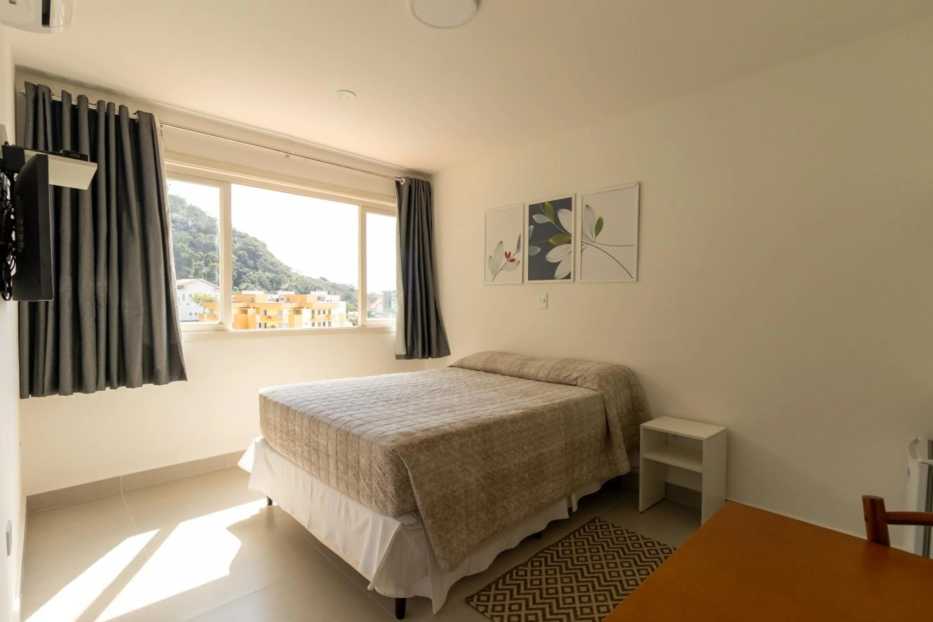 Photo of the whole room, Bed in Hotel Coquille