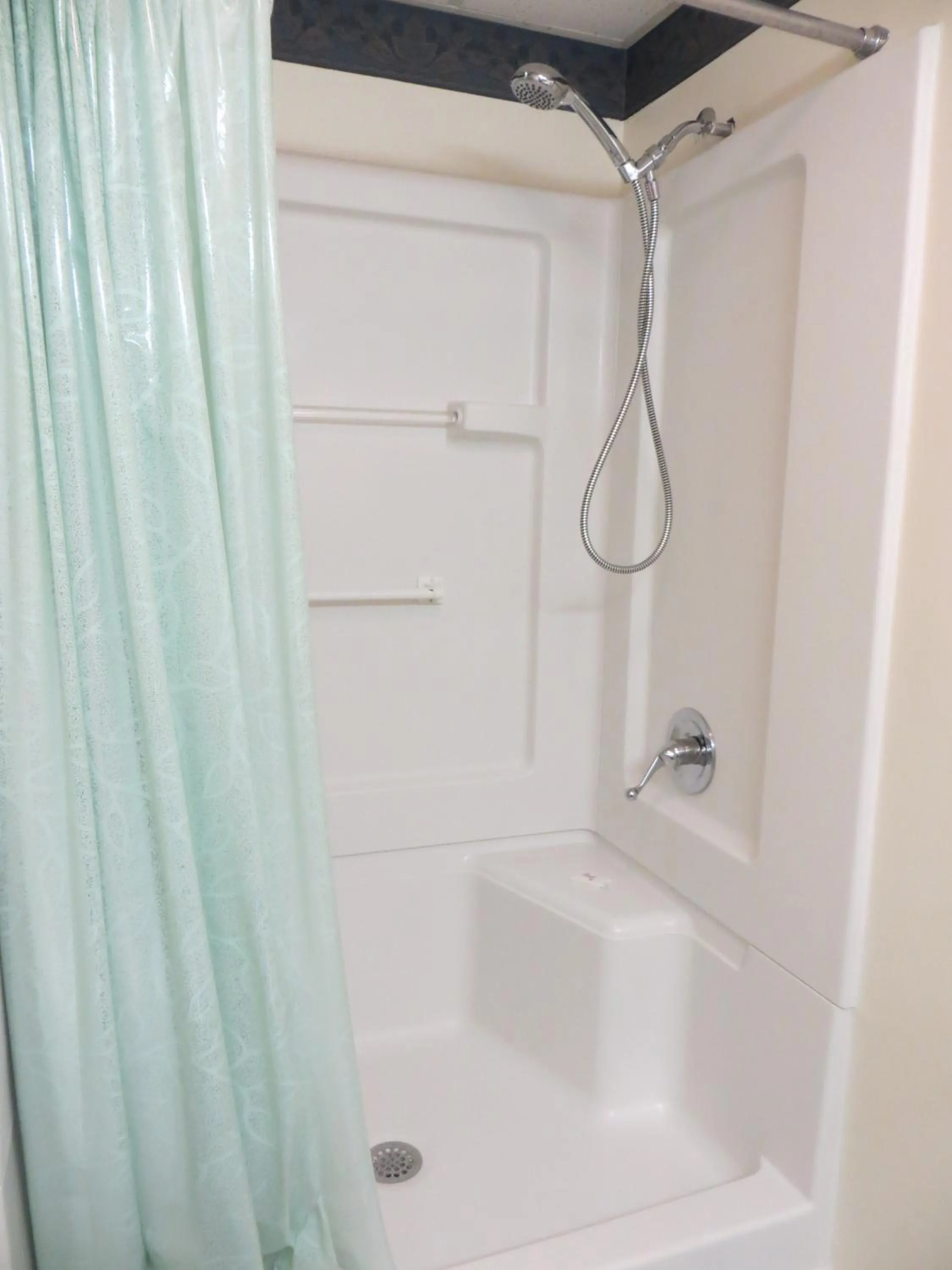 Shower in River Place Inn