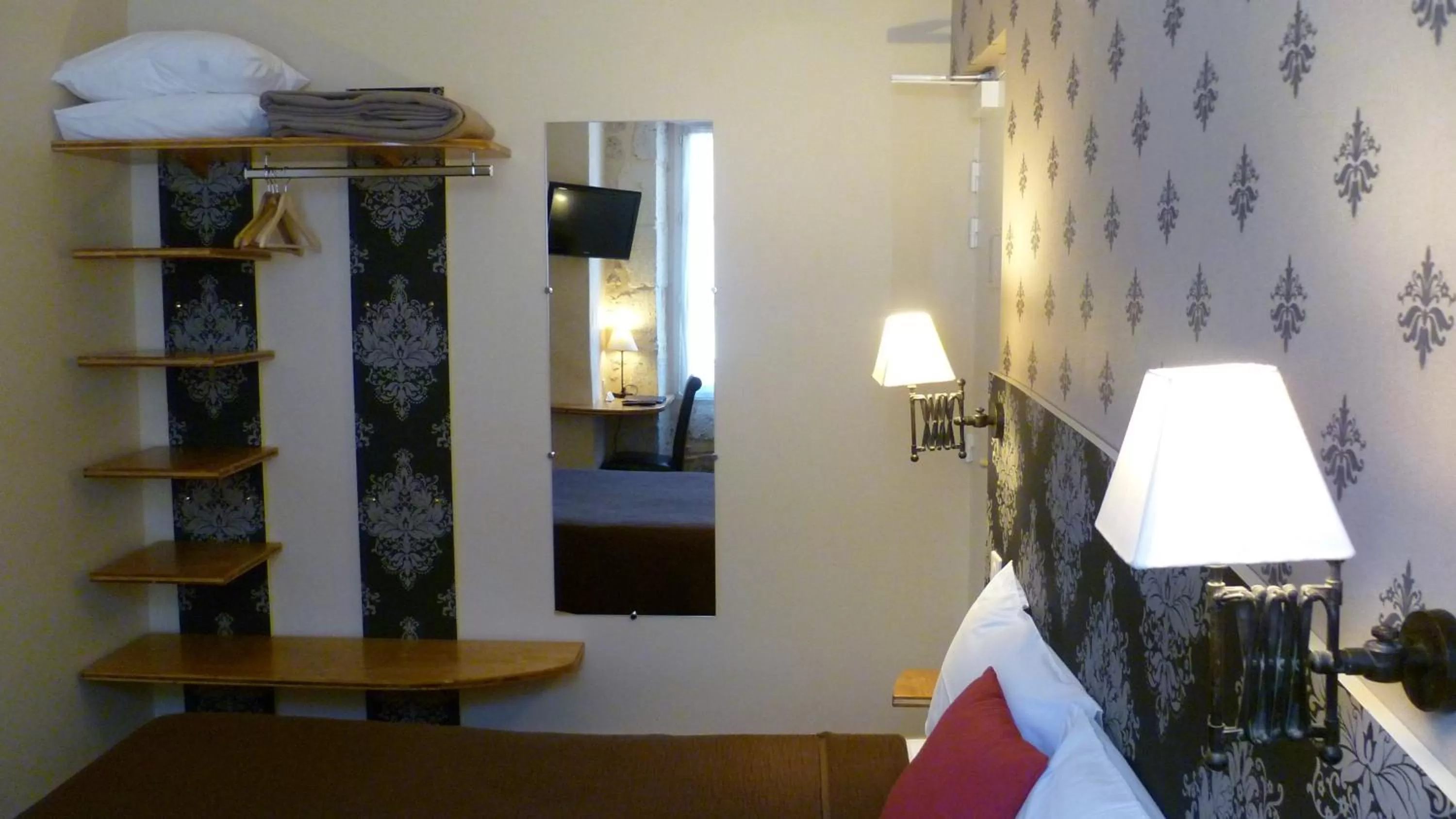 Photo of the whole room, Bed in Hôtel Henri IV