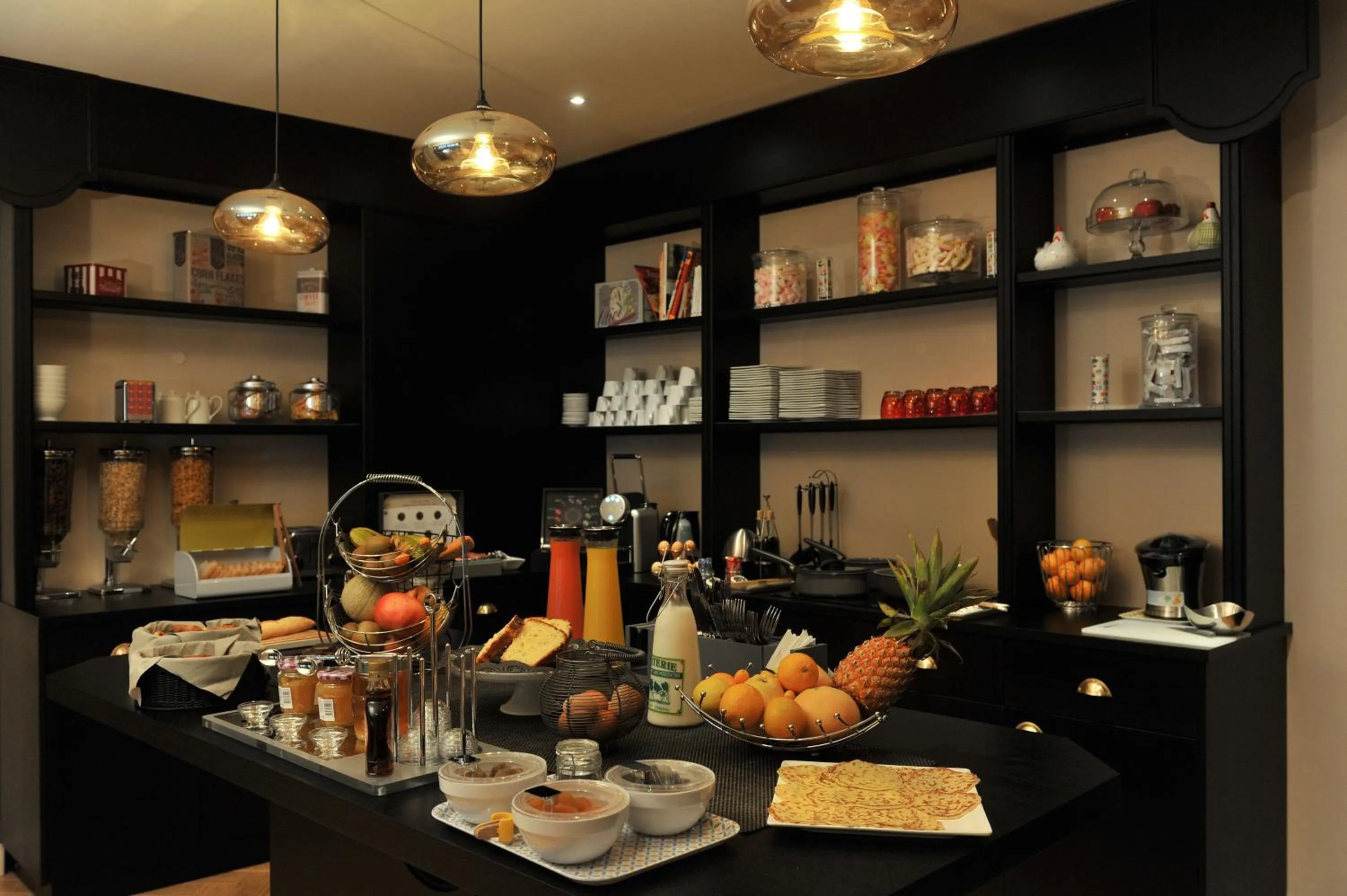 Buffet breakfast in Mercure Paris Saint Cloud Hippodrome