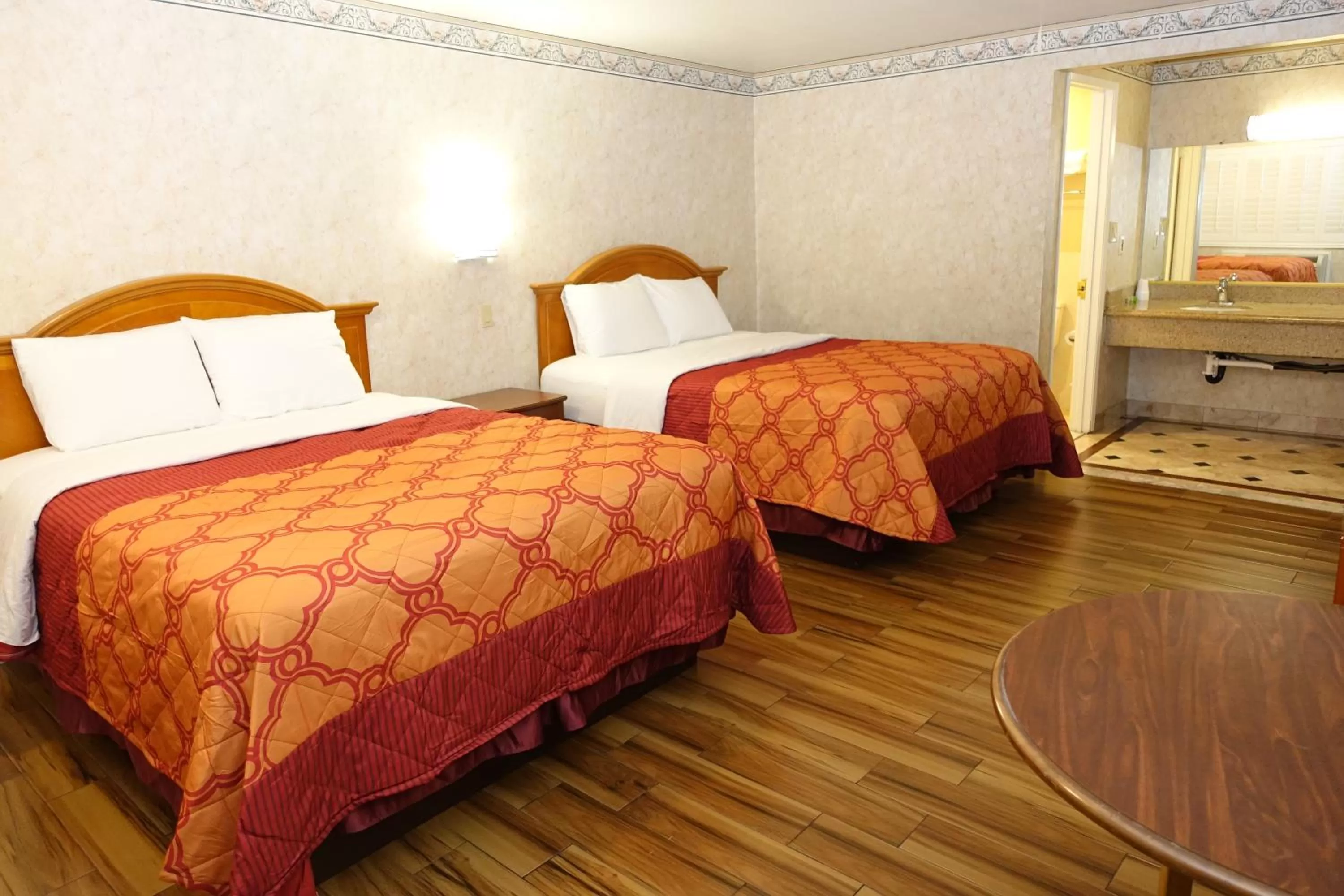 Queen Room with Two Queen Beds in Tropic Lodge