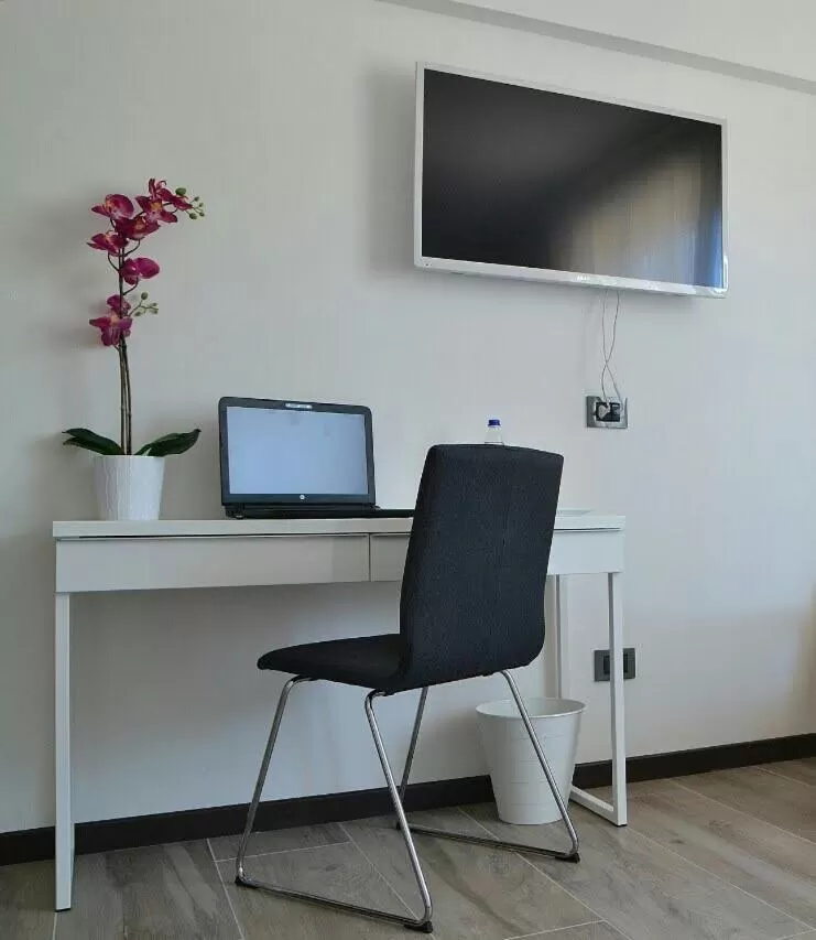 TV/Entertainment Center in Alla Favorita