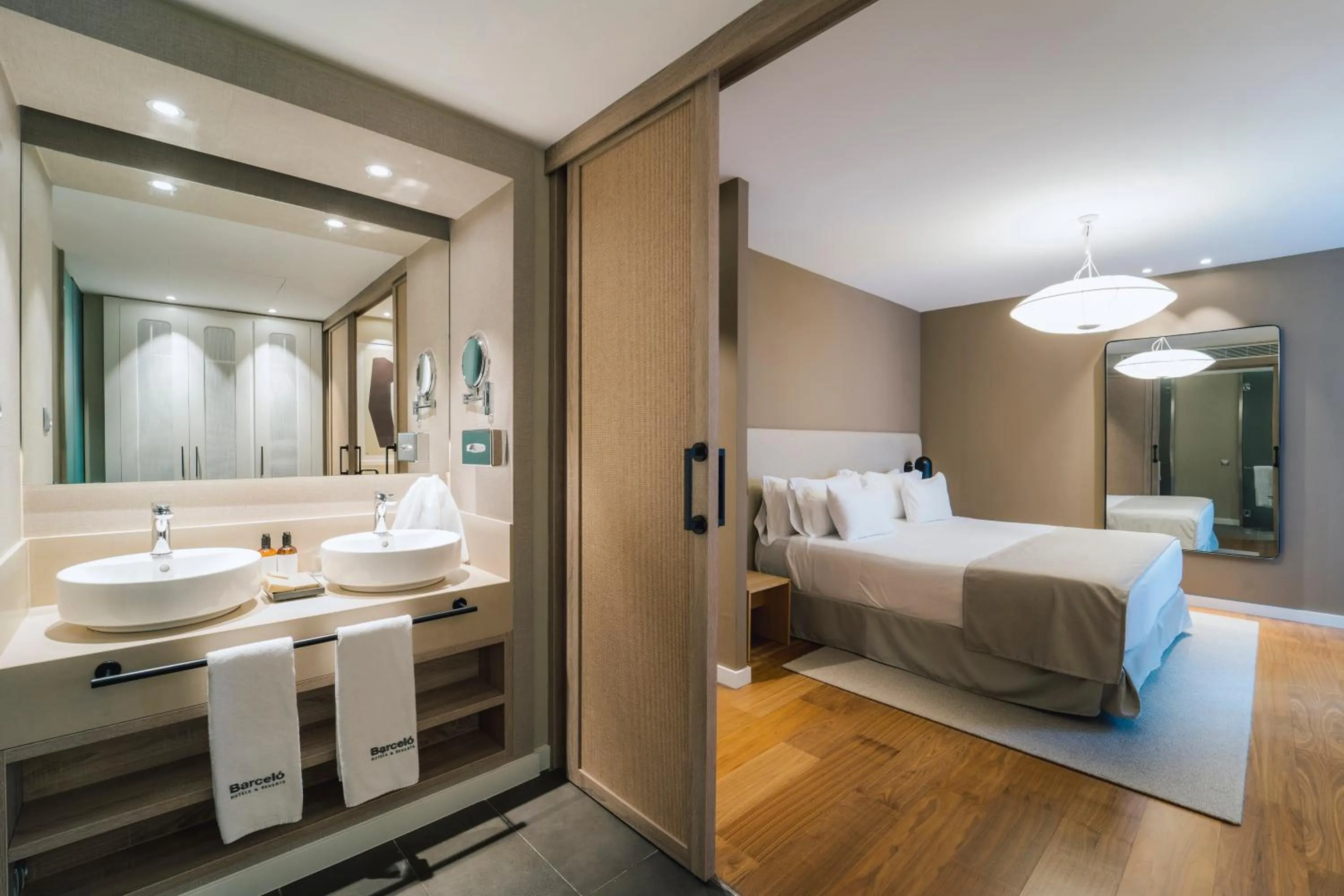 Bathroom, Bed in Barceló Oviedo Cervantes