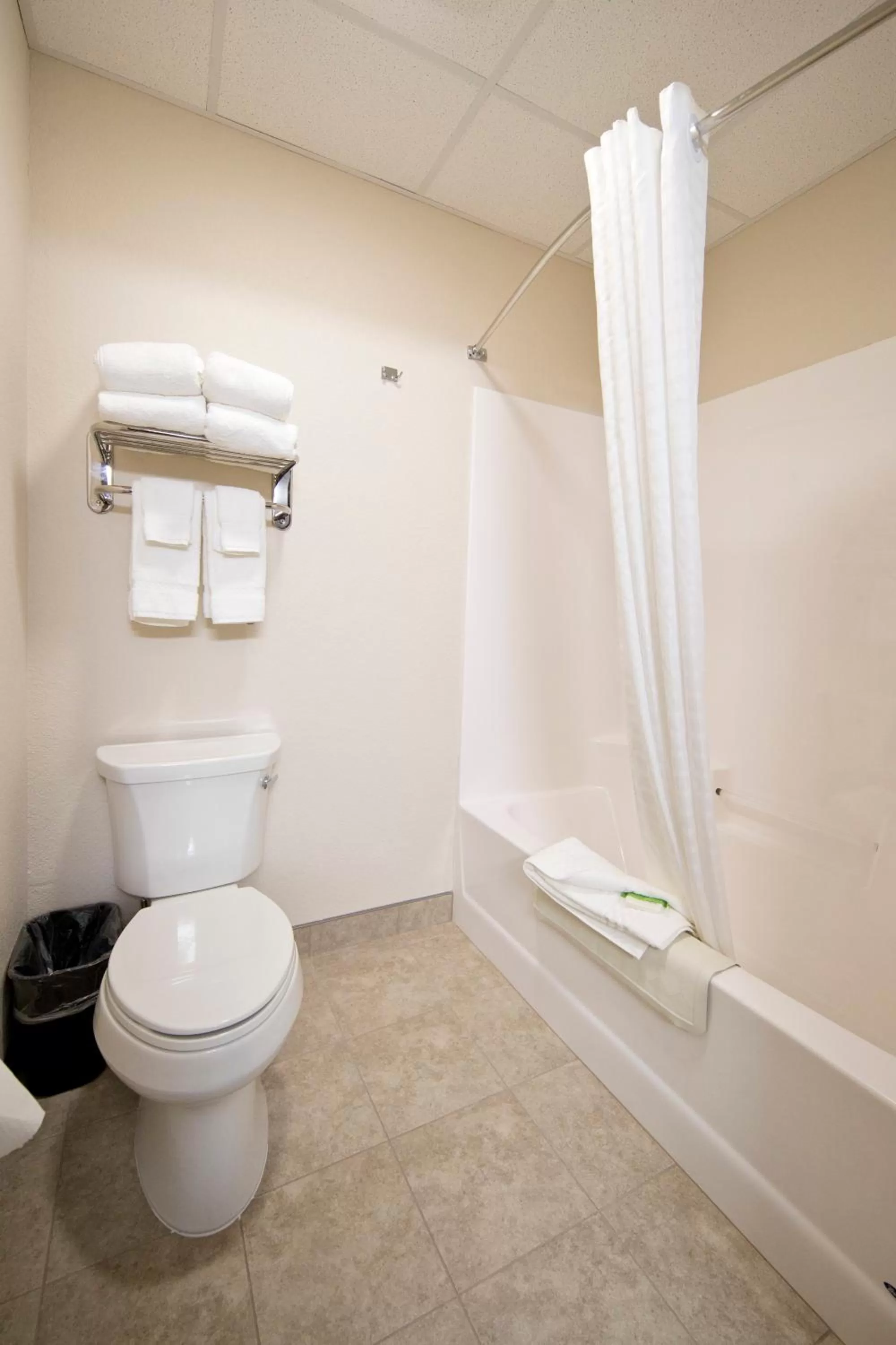 Shower in Cobblestone Inn & Suites – Manchester