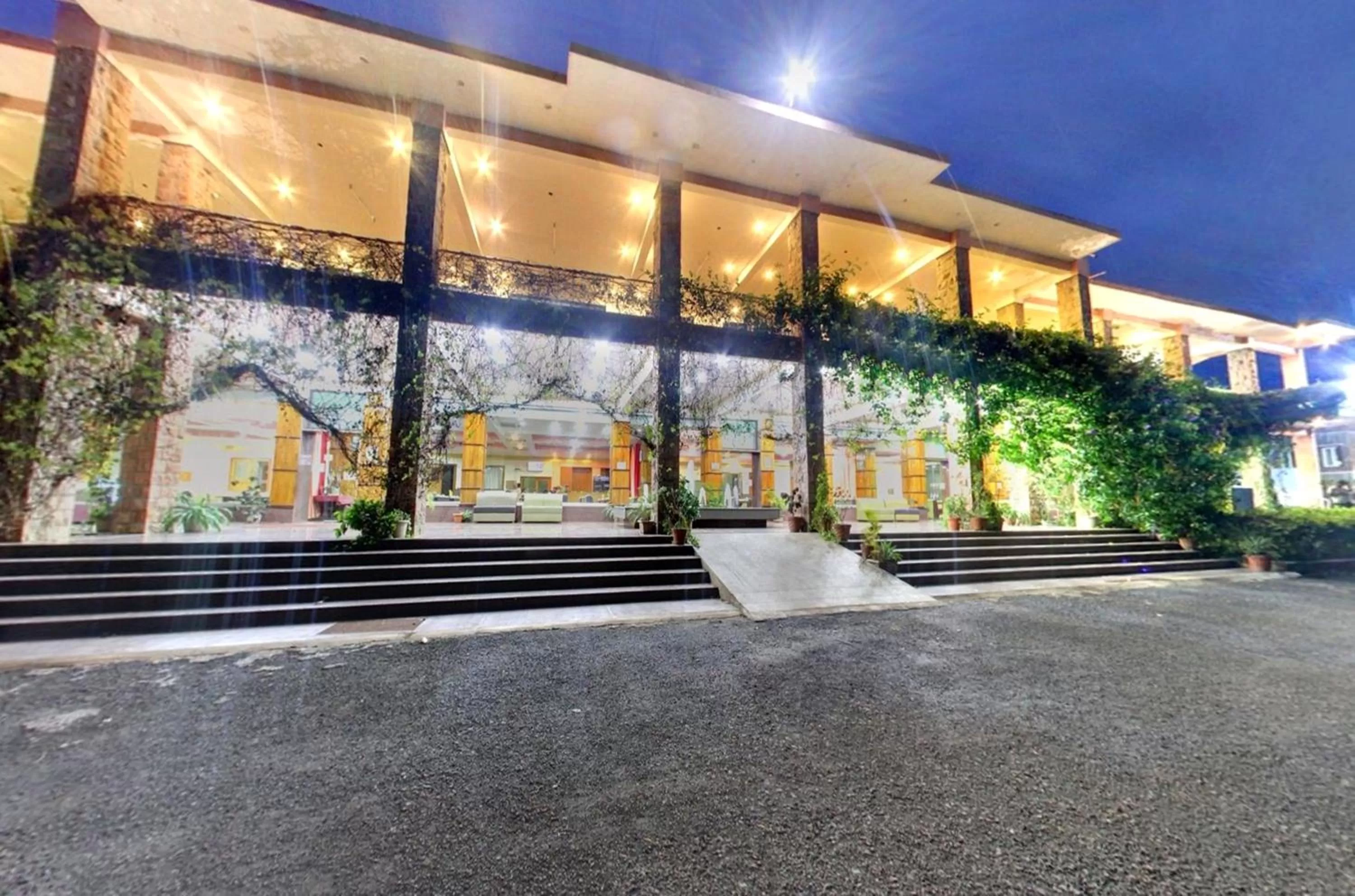 Restaurant/places to eat in Kanthi Resorts Badami