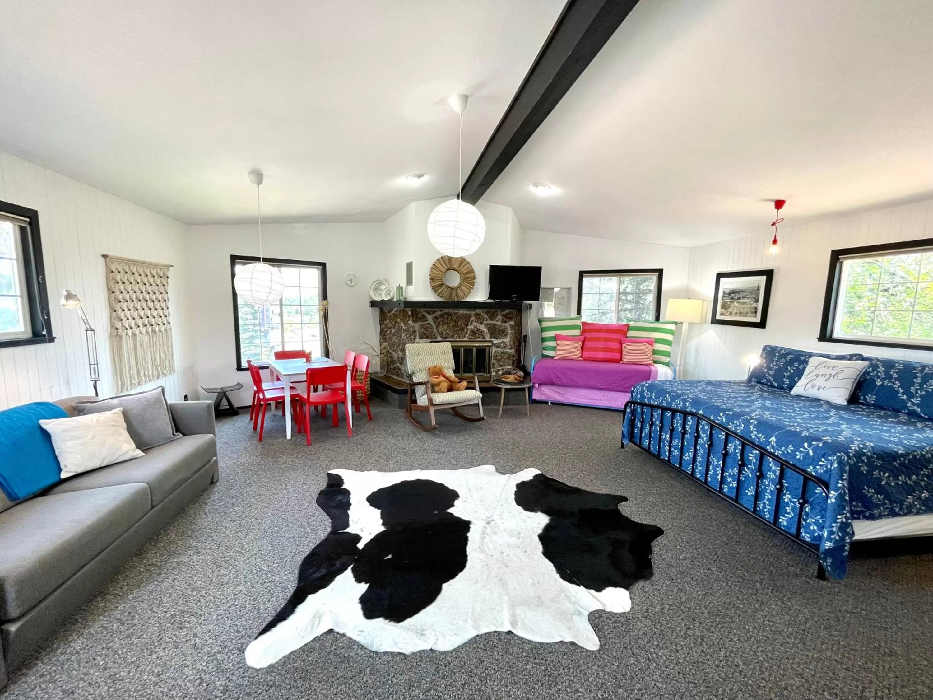 Photo of the whole room, Bed in Chalet Inn