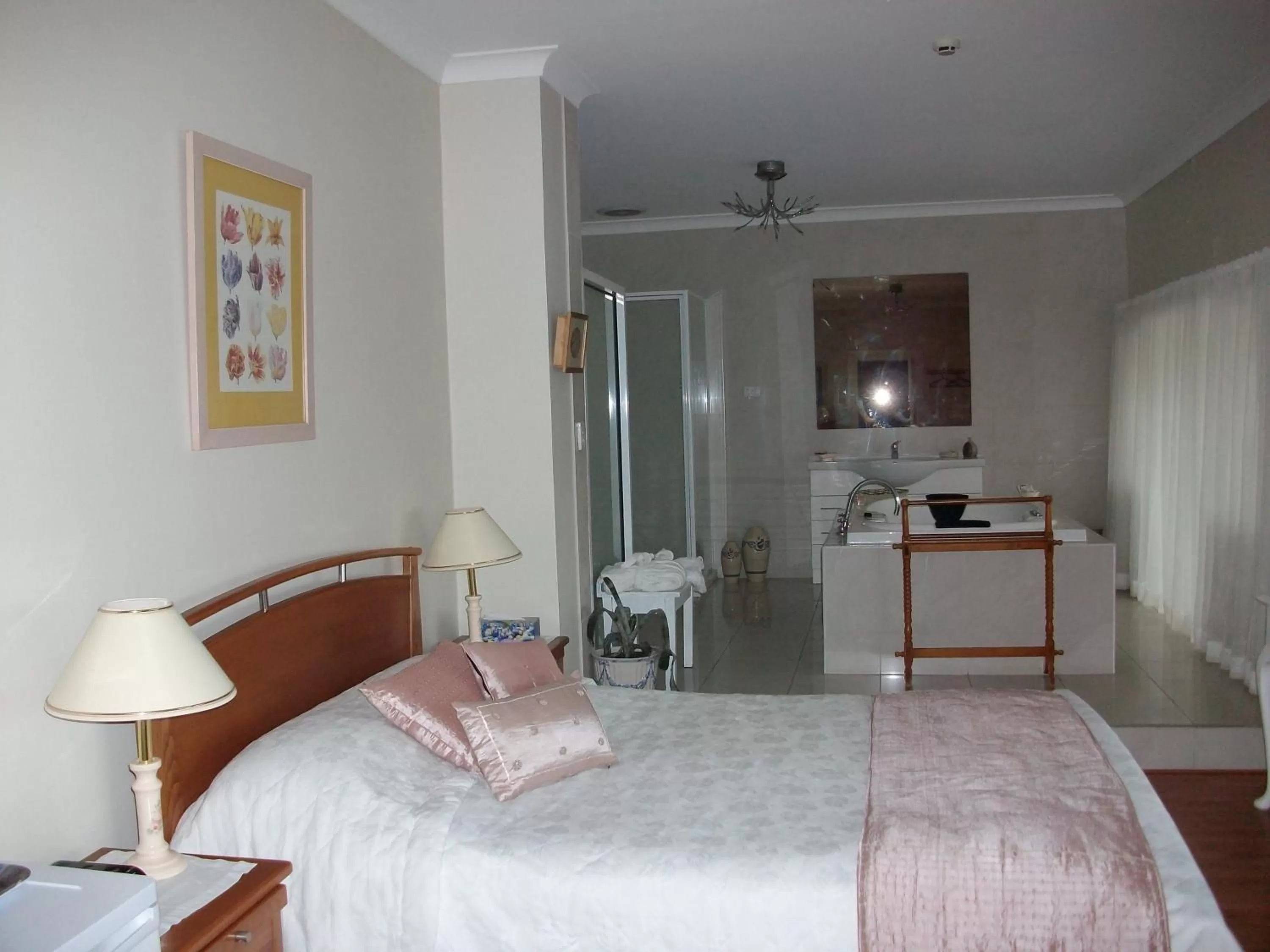 Photo of the whole room, Bed in Stella's Dromana Hotel