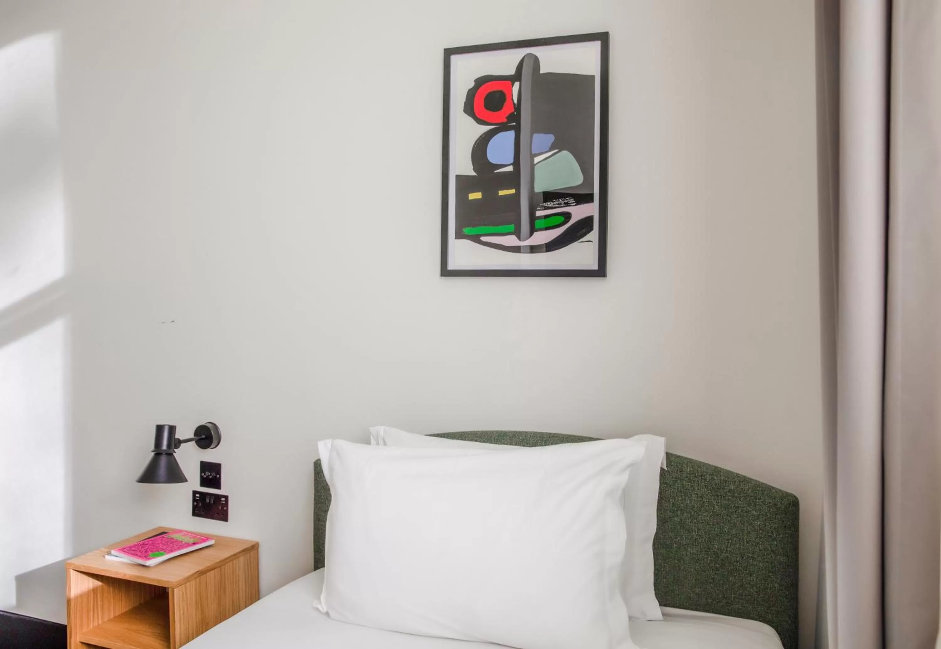 Bed, Seating Area in Bedford Corner Hotel