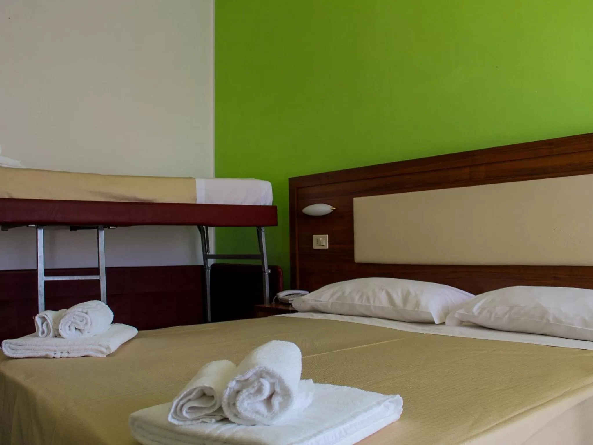 Bed, Bunk Bed in Base Hotel Helios Colazione disponibile fino alle 12