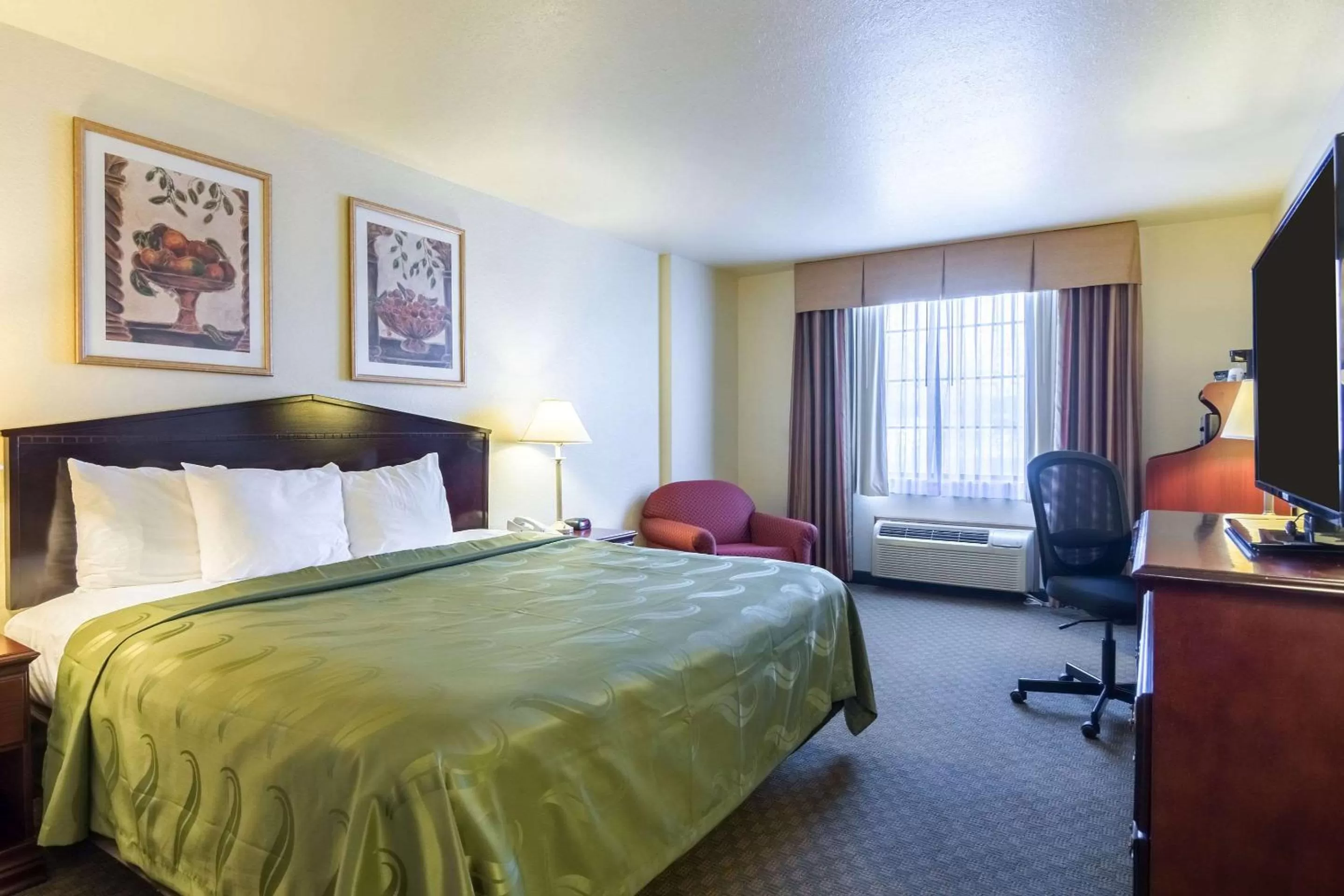 Photo of the whole room, Bed in Quality Inn & Suites of Alma - Northeast from Fort Smith
