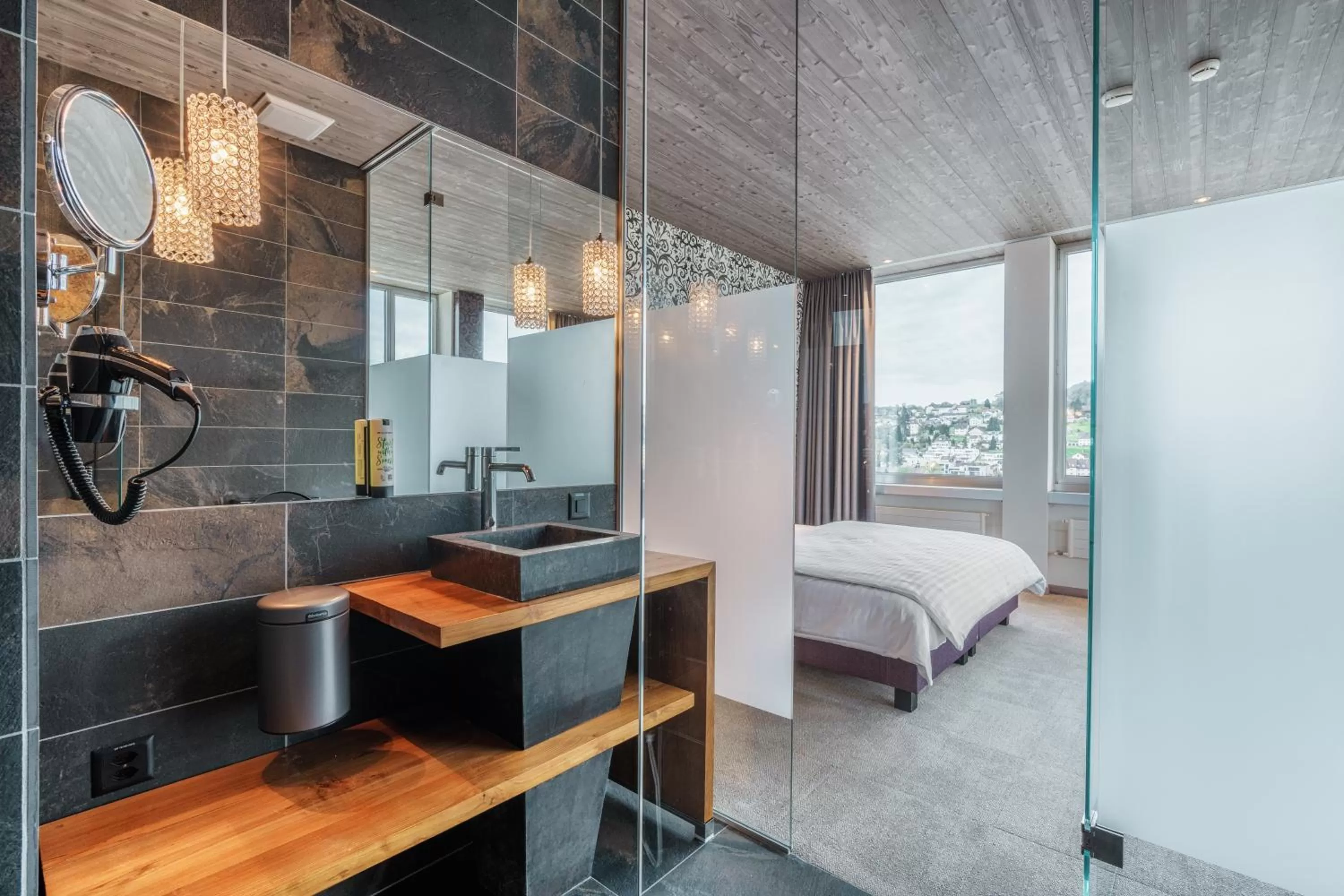 Shower, Bed in b-smart hotel Menziken