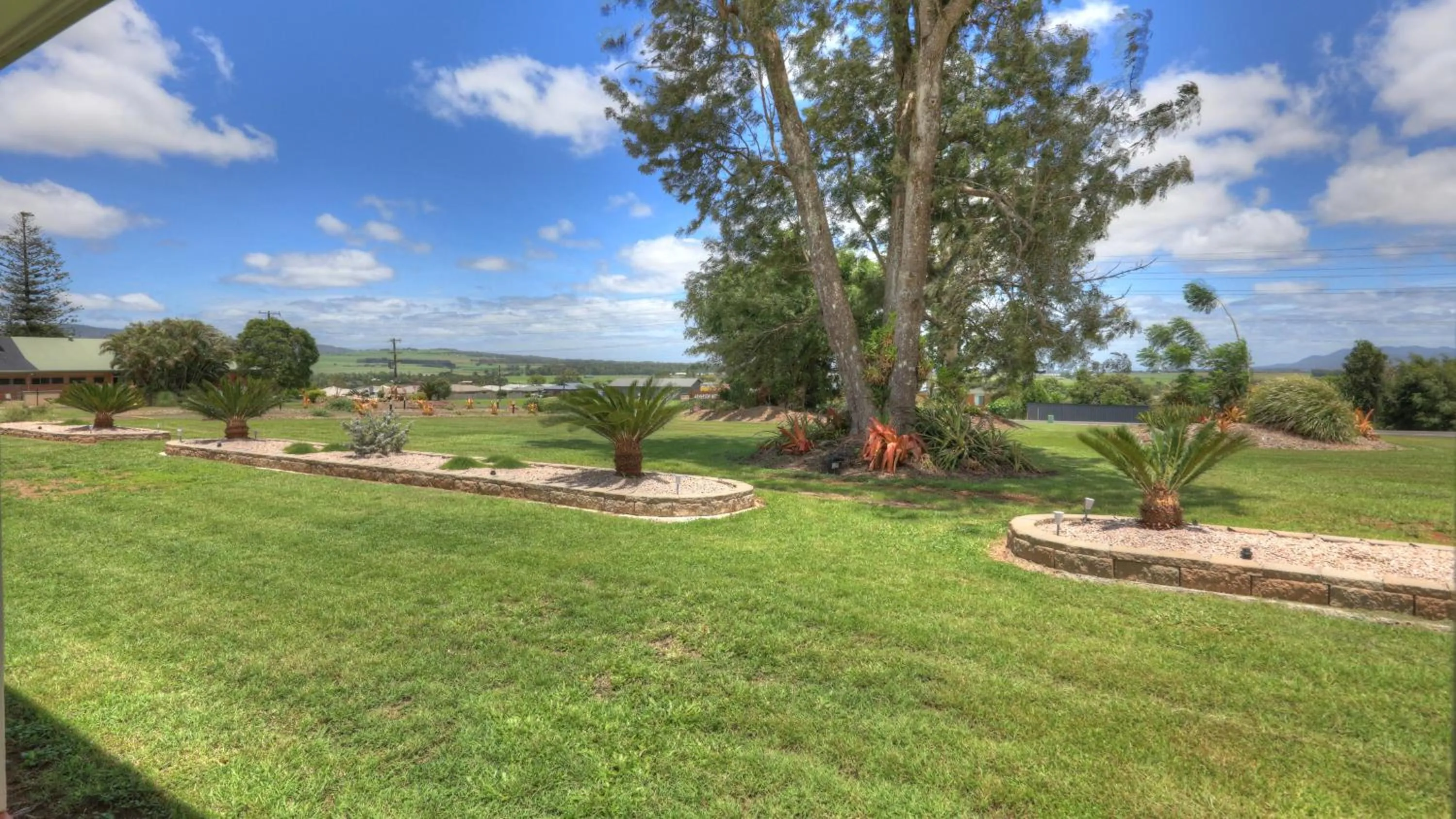 Garden view in Atherton Motel