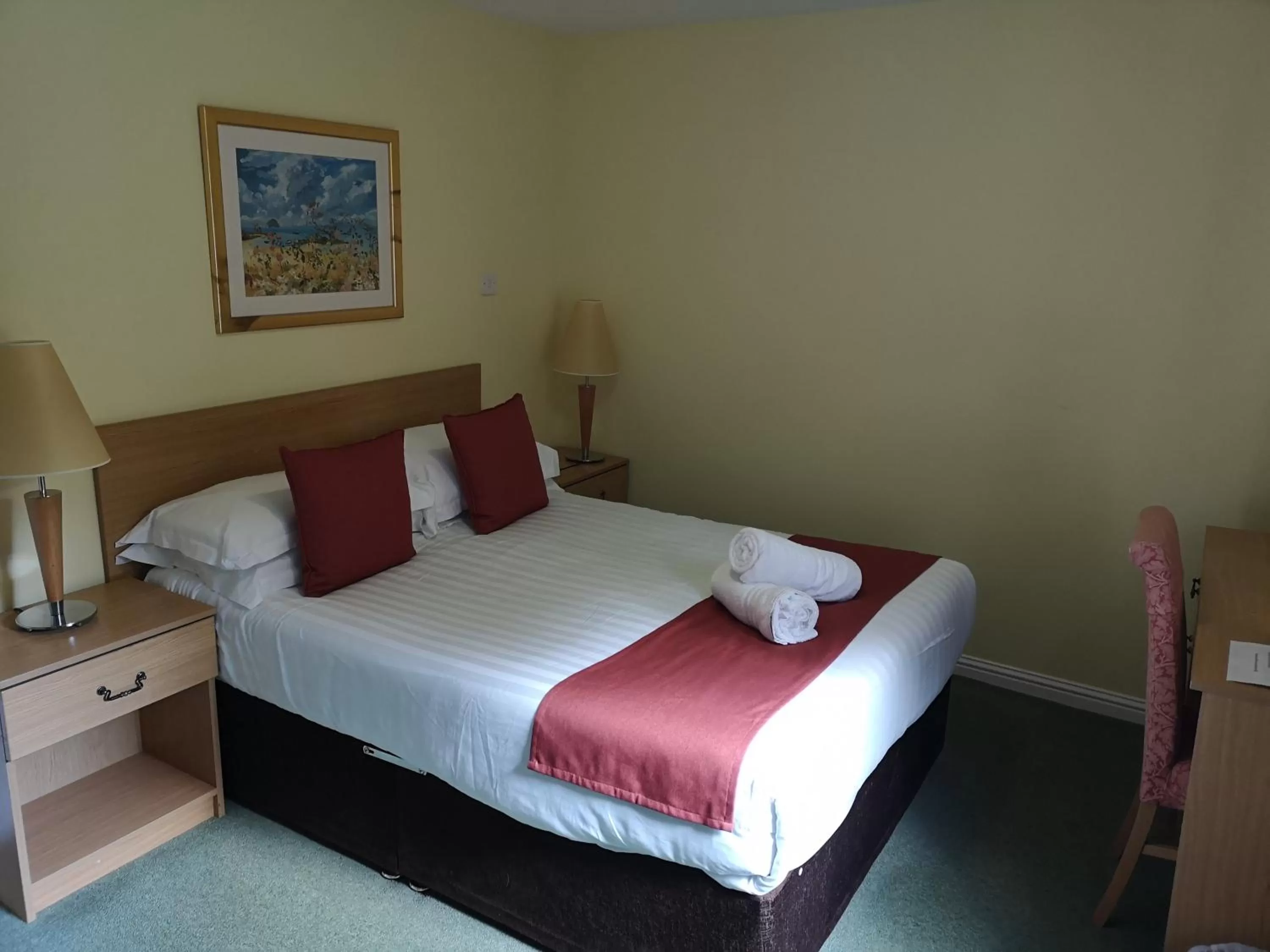 Photo of the whole room, Bed in Bridge of Cally Hotel