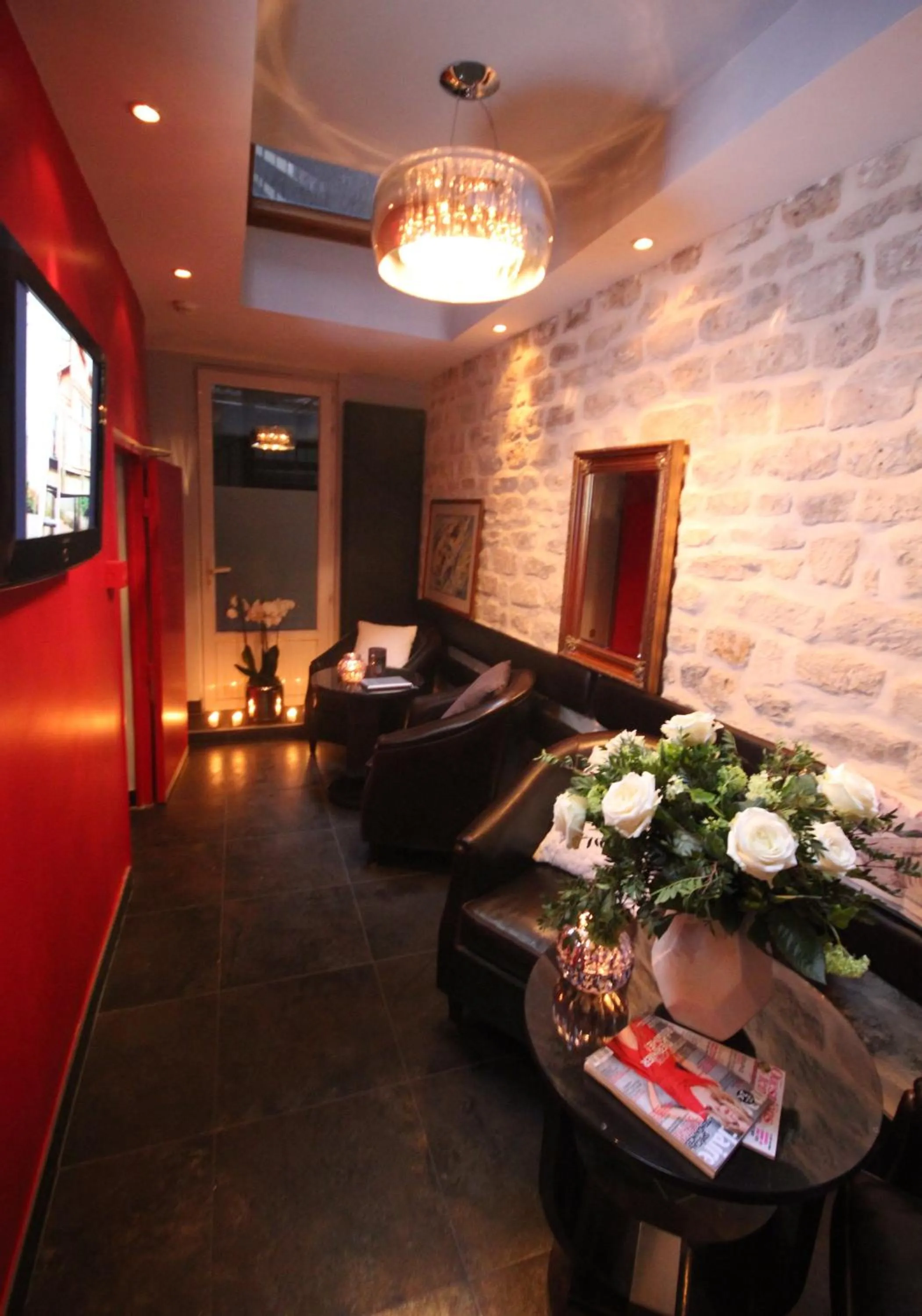 TV and multimedia in Hôtel Lumières Montmartre Paris