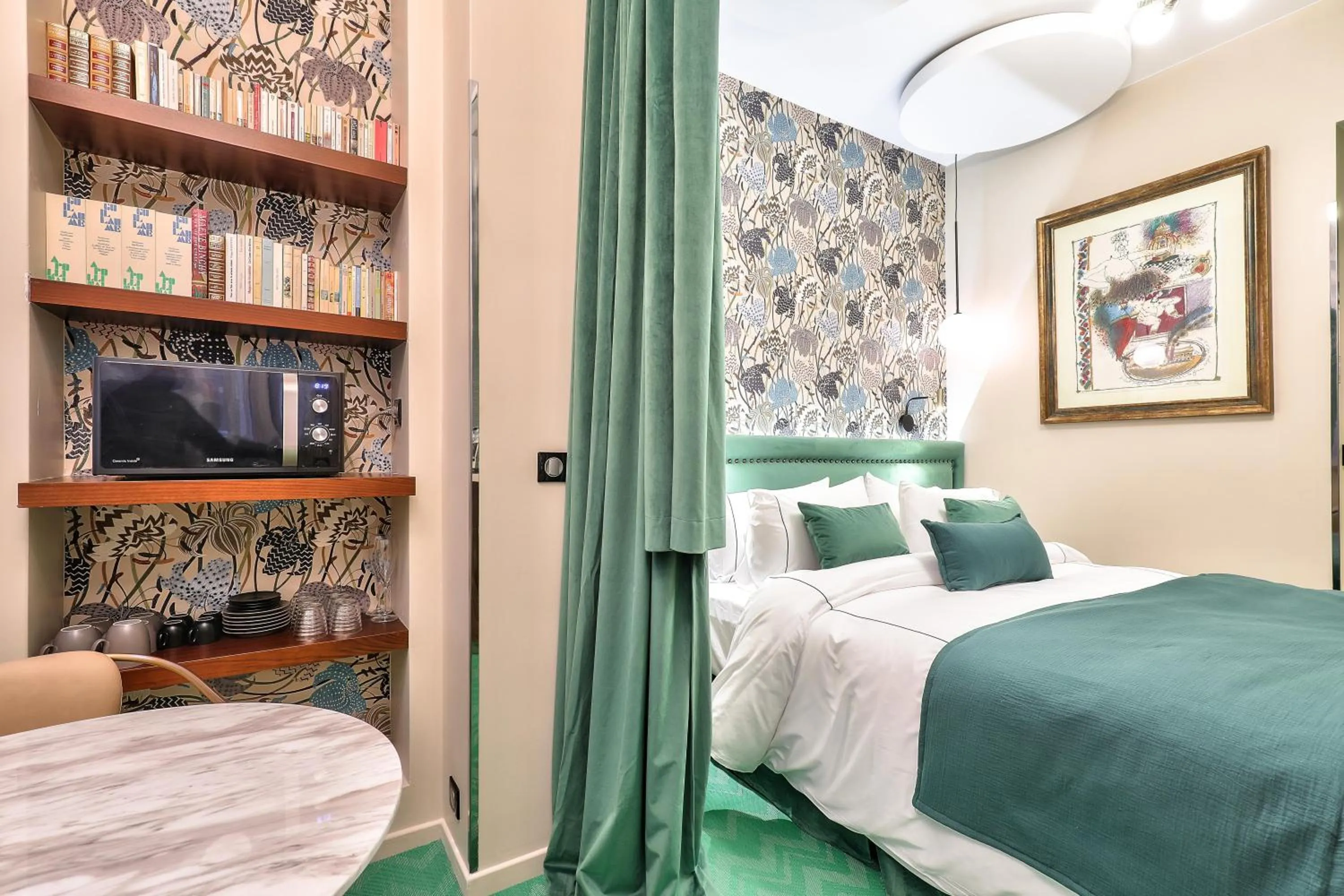 Photo of the whole room, Bed in Hotel 33 Marbeuf