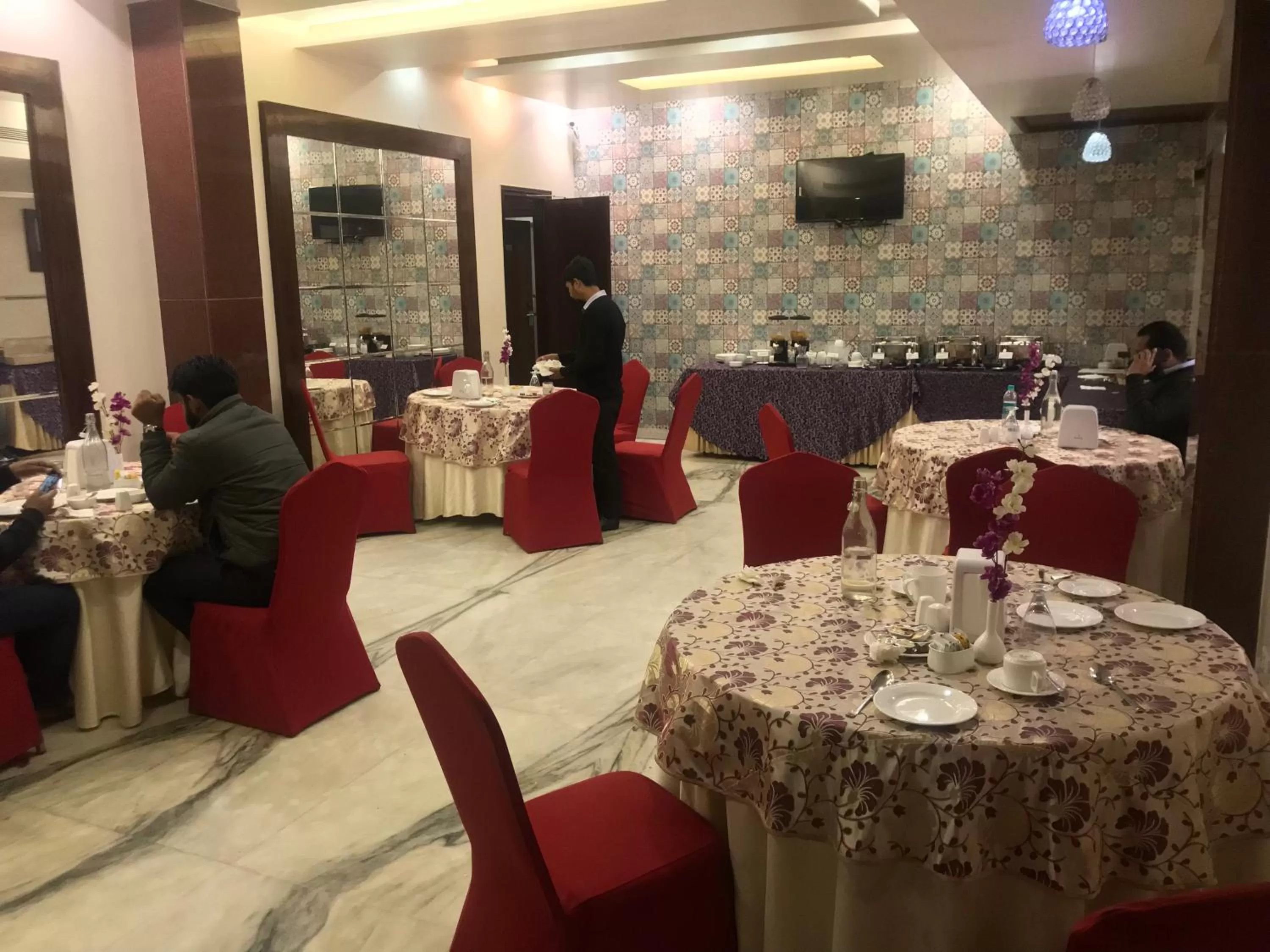 Restaurant/places to eat in Hotel Leela Grande