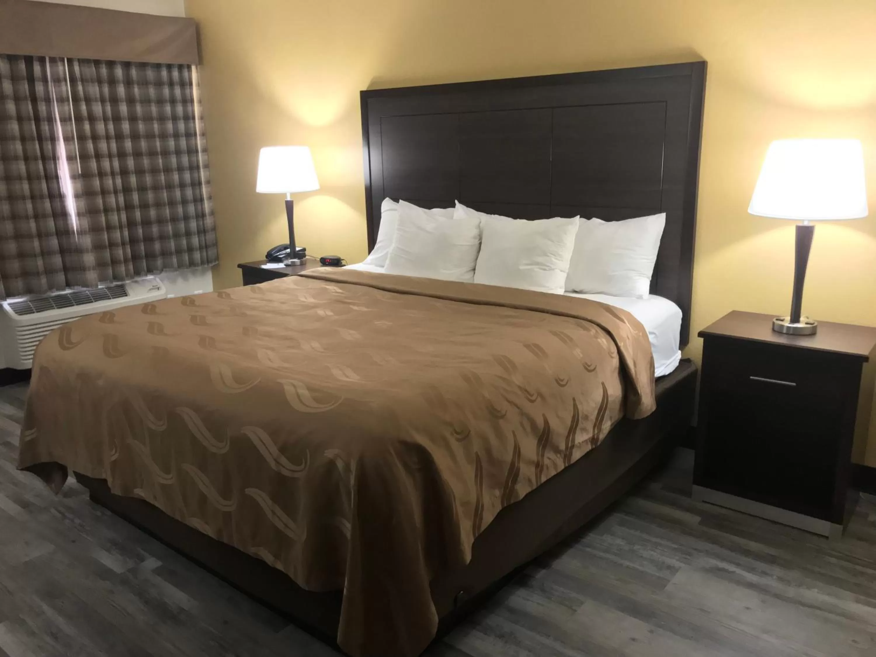 Bedroom, Bed in Quality Inn & Suites near Downtown Mesa