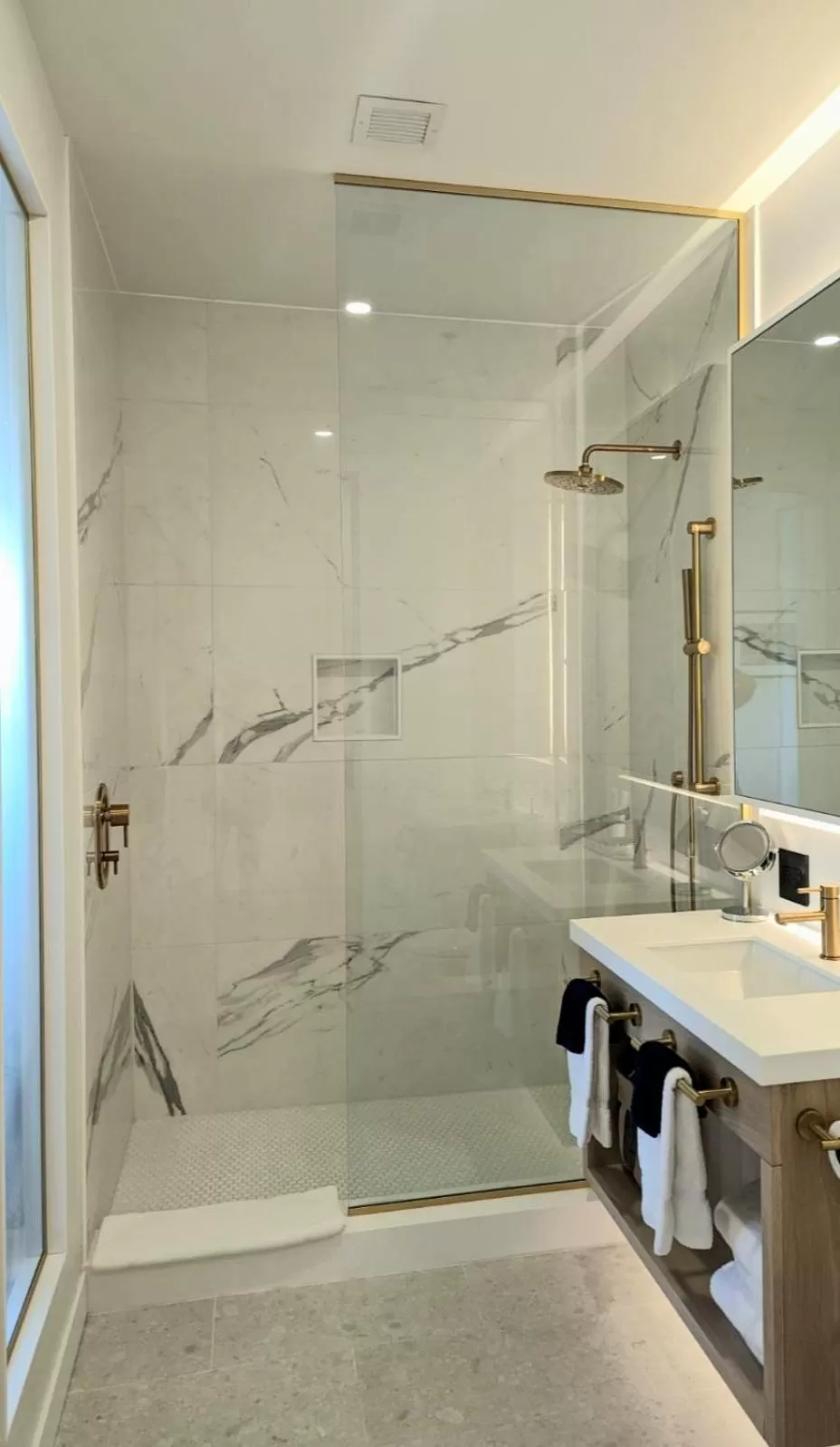 Shower in Cribs on Main